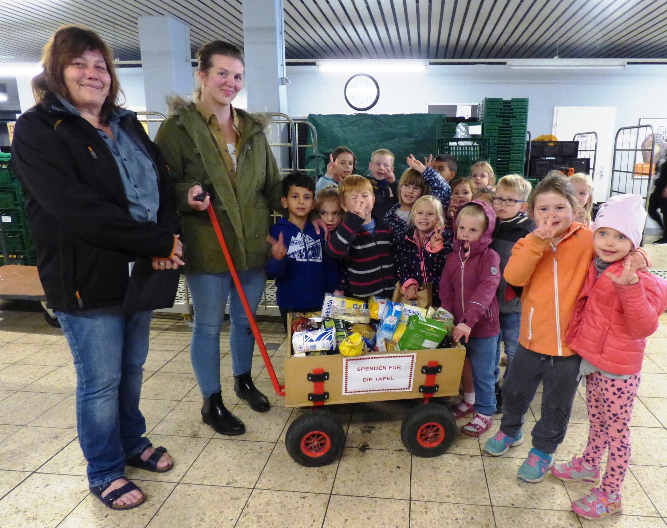 Ulrike Trümper (l.) freut sich über die Spenden, die von der Kita-Mitarbeiterin Alexandra Freck und den Kindern übergeben wurden.