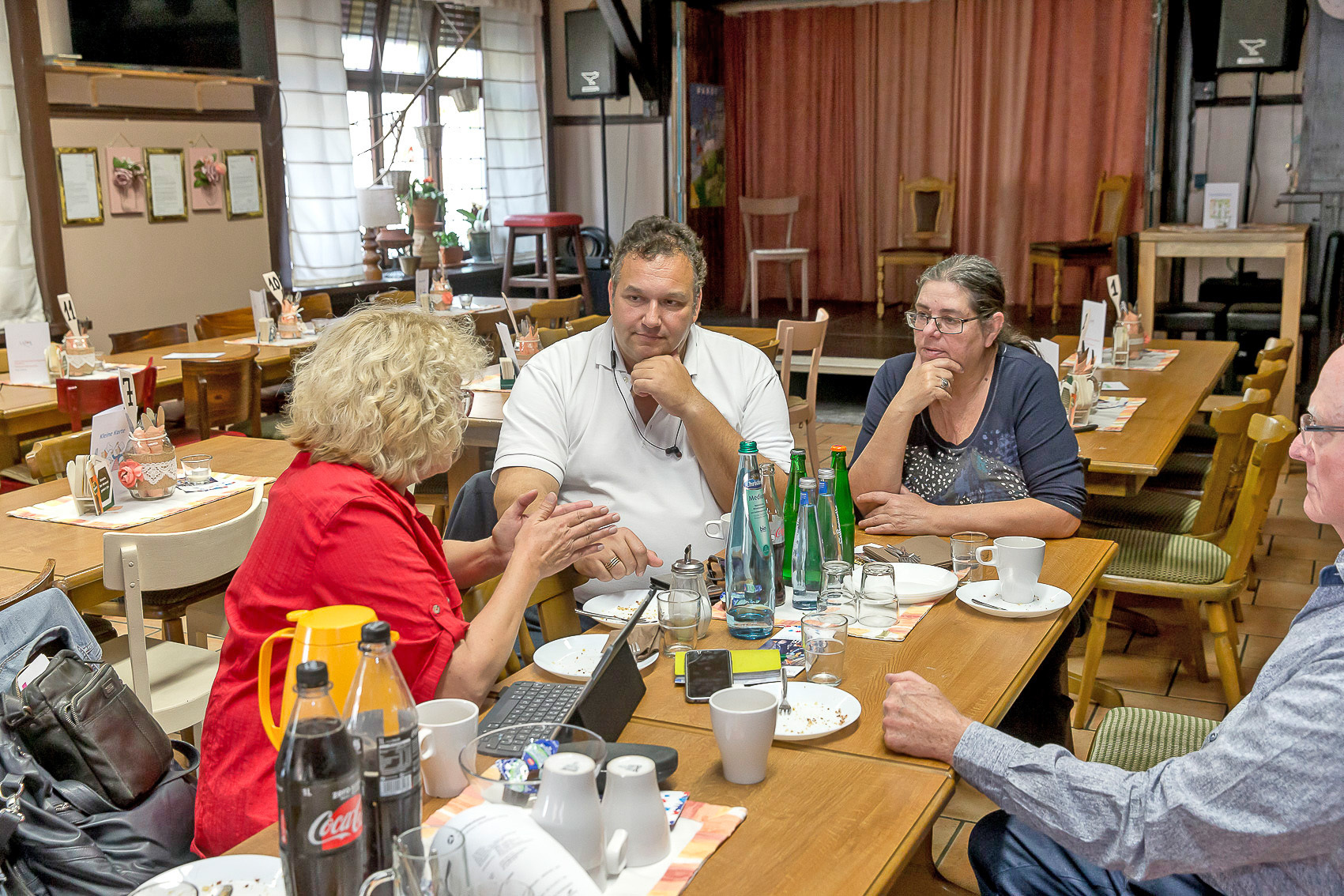 Martina Lilla-Oblong erklärte ihrem Parteifreund Romeo Franz, dass es am 22. November in Gelsenkirchen eine von den Grünen organisierte Informationsveranstaltung zum Thema Sinti und Roma geben soll. Das freut den EU-Politiker natürlich, der sich seit langem für das Wohl der Roma einsetzt. Foto: Gerd Kaemper