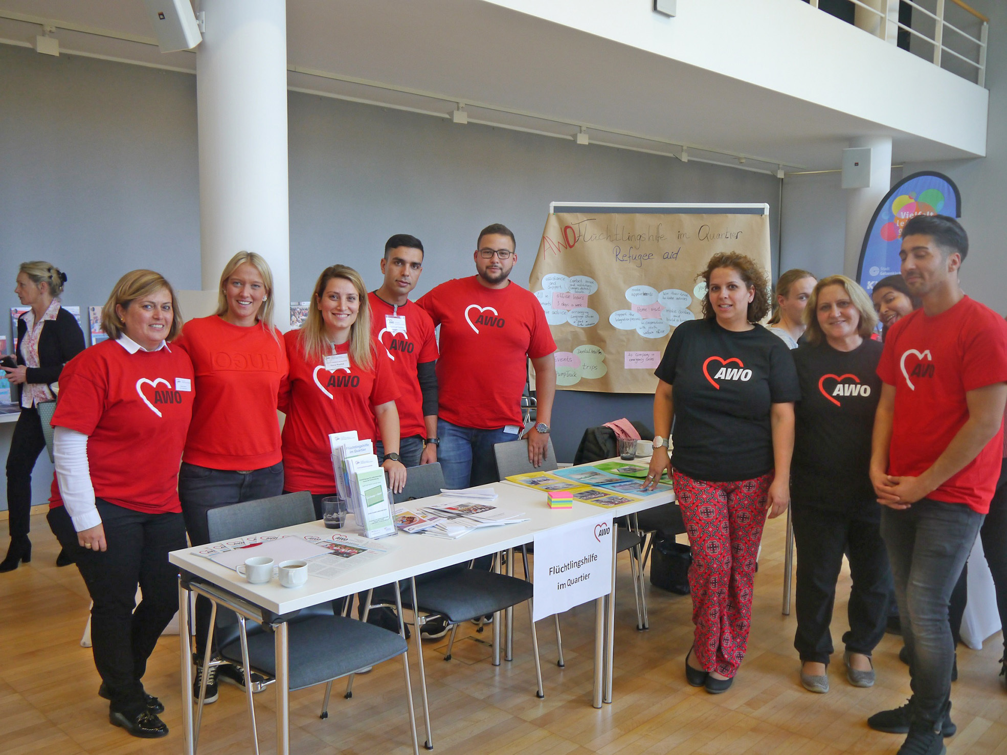 Das bunte AWO-Team, auf dem Foto gemeinsam mit Nicole Schmidt (zweite von links) bei einer der Präsentationen seiner Arbeit für die Studenten aus Brüssel und Dortmund.