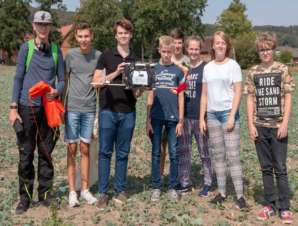 Alex (3. v. l.) und das Team mit der geborgenen Sonde im Landegebiet bei Lengerich kurz vor der niedersächsischen Grenze. Fotos: Albert-Einstein-Realschule