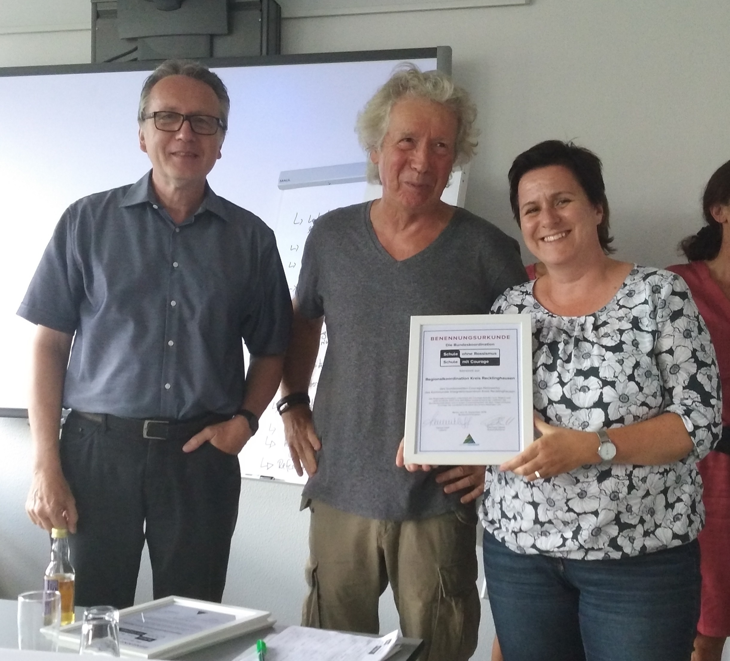 Übergabe der offiziellen Benennungsurkunde (v. l.): Wolfgang Krämer, Leiter KI des Kreises Recklinghausen, Wolfgang Brust von der Bundeskoordination "Schule ohne Rassismus – Schule mit Courage" und Kerstin Liemann, pädagogische Mitarbeiterin im KI.