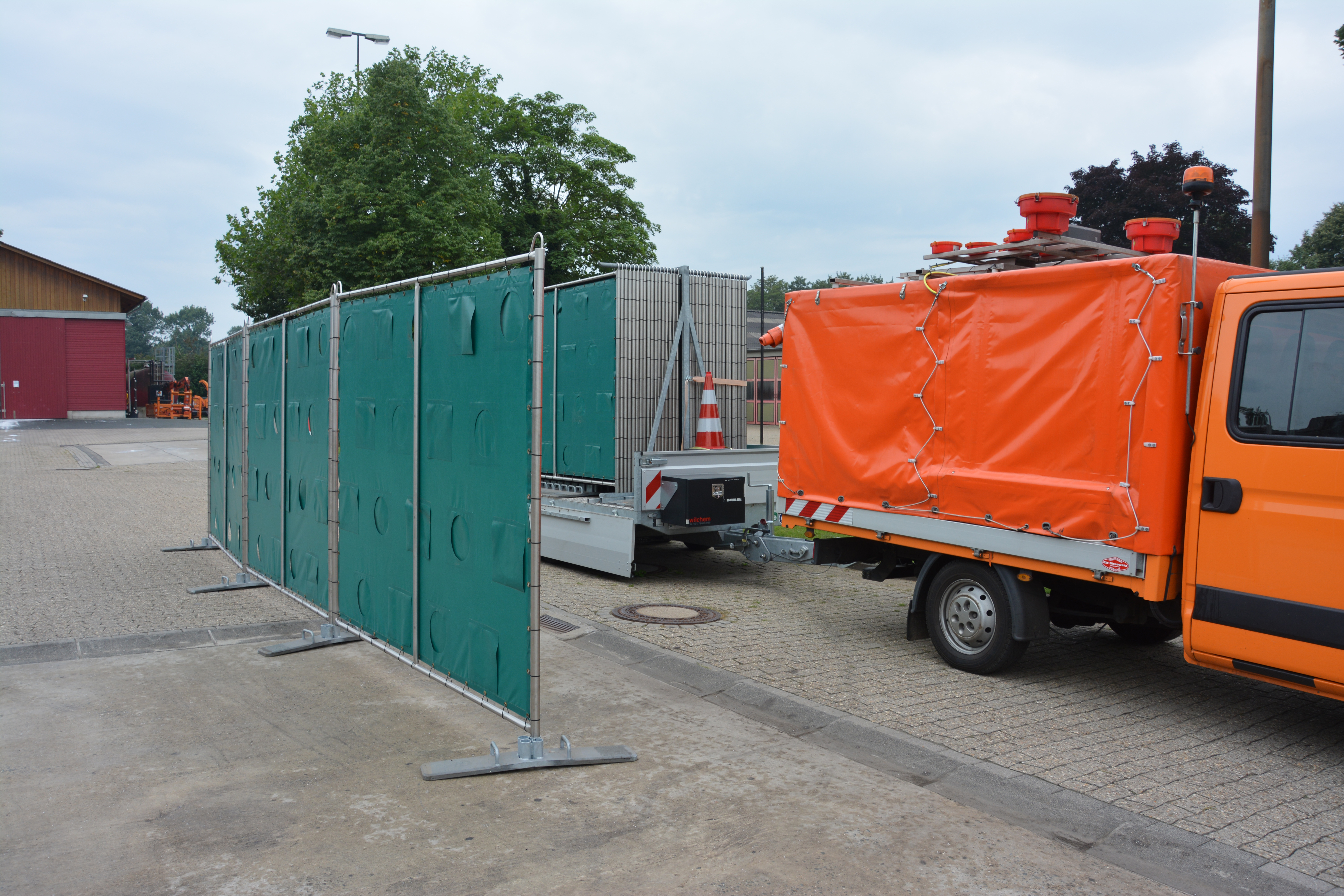 Immer mehr Schutzwände müssen nach Unfällen aufgebaut werden, damit die Gaffer nichts zu sehen bekommen. Dahinter können die Rettungskräfte dann in Ruhe arbeiten. Archiv-Foto: Jörg Terbrüggen