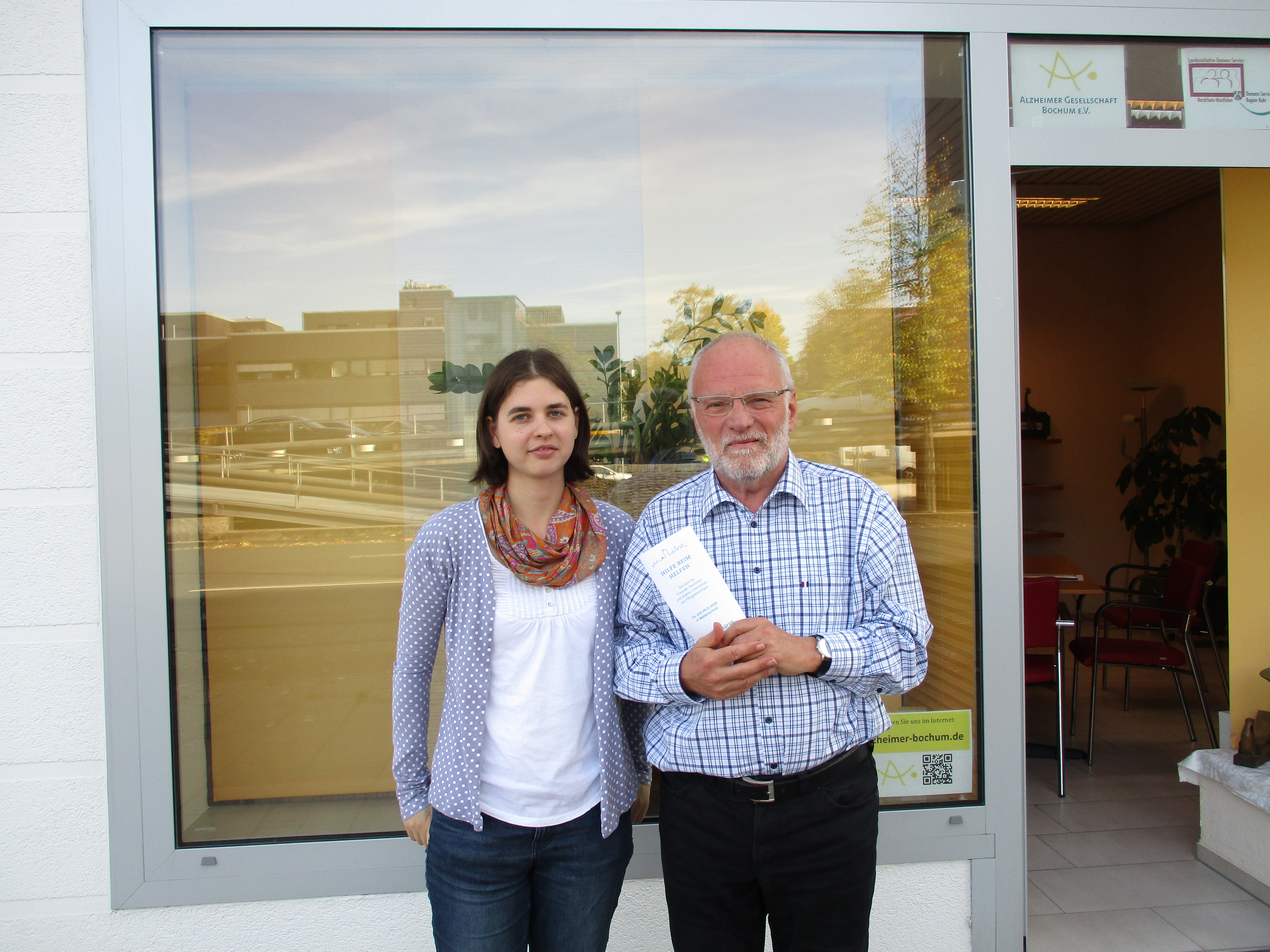 Andrea Kaesberger und Wolfgang Wessels stellen das Pilotprojekt von Alzheimer-Gesellschaft und Seniorenbüros vor.