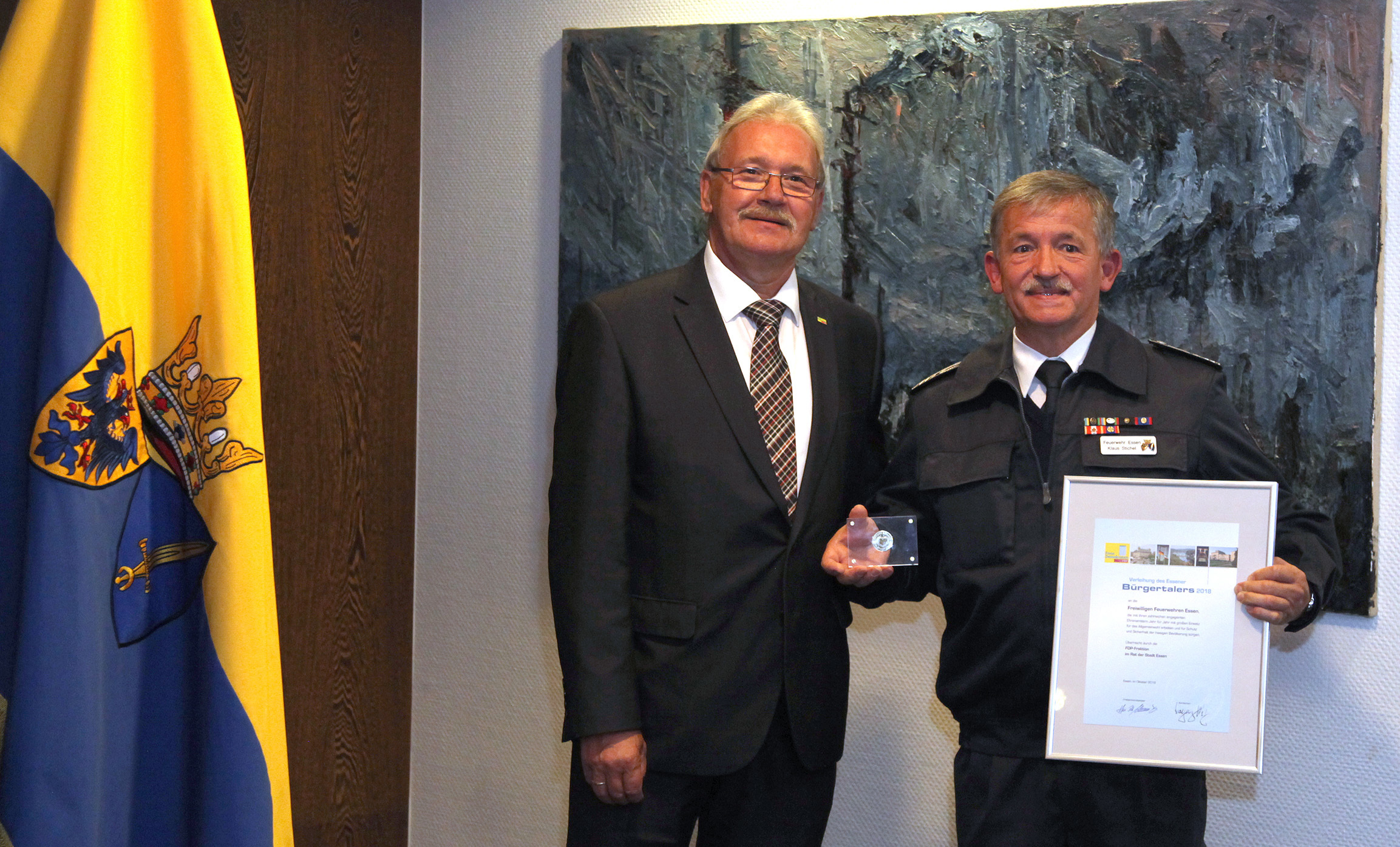FDP-Fraktionsvorsitzender Hans-Peter Schöneweiß (links) überreichte den Büprgertaler an Klaus Stichel stellvertretend für alle 16 Freiwilligen Feuerwehren. Foto: Mike Filzen