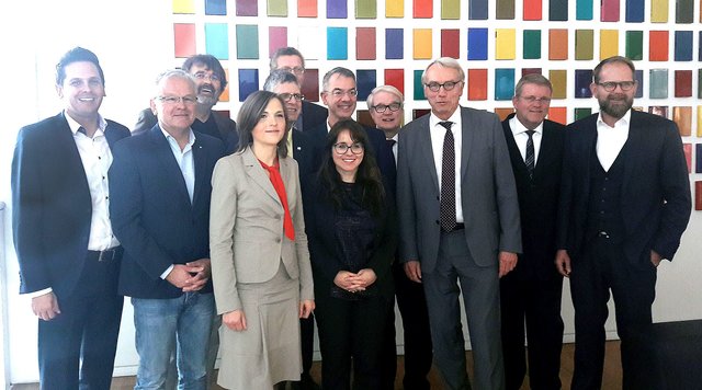 Debattierten in Berlin über die dauerhafte Stabilisierung der Kommunalfinanzen (v.l.): Timo Schisanowski, Wolfgang Jörg, René Röspel, Elisabeth Kaiser, Christian Haase, Christoph Gerbersmann, Christoph Purps, Cemile Giousouf, Karsten Möring, Bernard Daldrup, Jörg Klepper und Claus Rudel.
