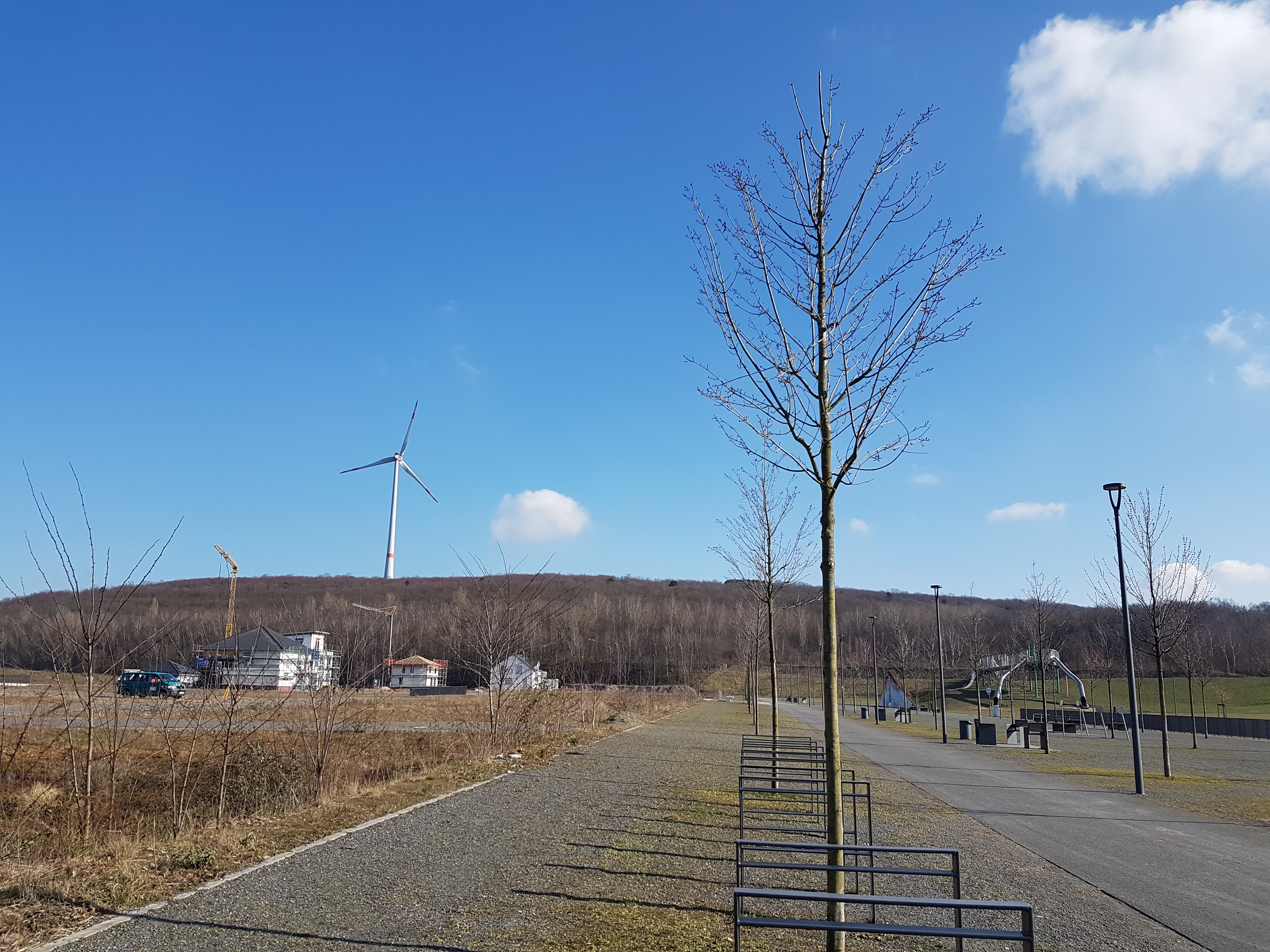 Das Kaiserbecken liegt am Fuß der Halde Lohberg.