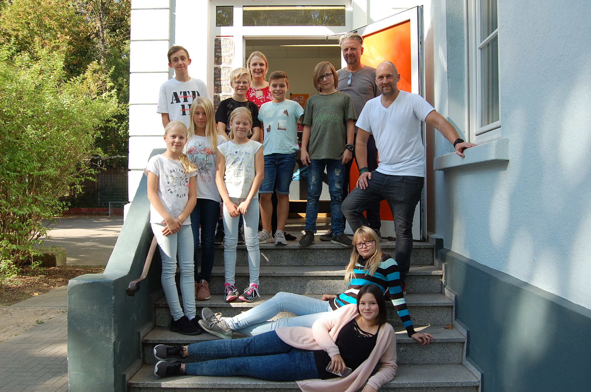Charlotte Quik MdL, Karo-Leiter Mathias Schüller, Stephan De Leuw (rechts) und der engagierte Nachwuchs auf der Karo-Eingangstreppe.