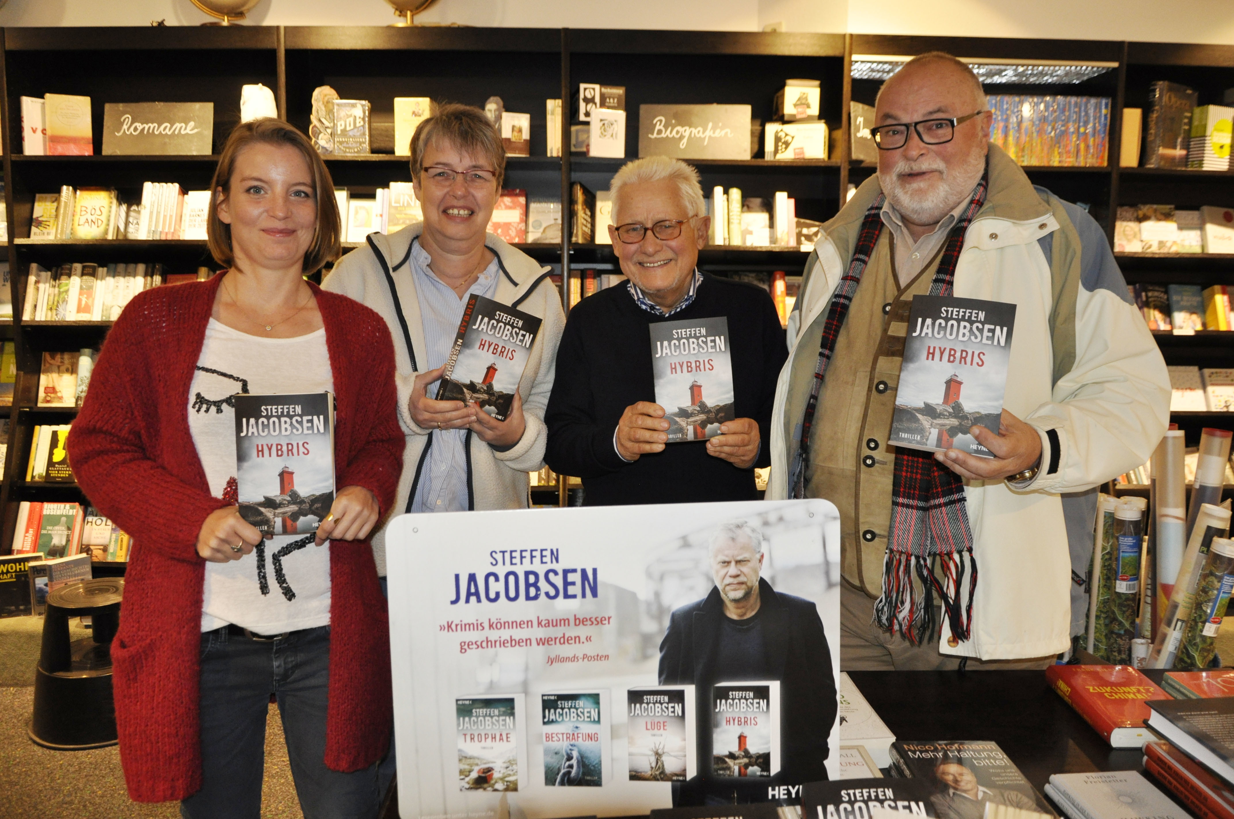 Präsentieren die Lesung in Kooperation mit der Buchhandlung Folgner: Der Förderkreis der Stadtteilbücherei Kettwig mit dem Vorsitzenden Dierk Lamm (2.v.re.) und Schatzmeister Aloyse Blasius (1.v.re), Sabrina Hellmann, Buchhandlung Folgner, (1.v.li.), und Petra Bandura (Leiterin der Stadtbücherei Kettwig) Foto: Marjana Križnik