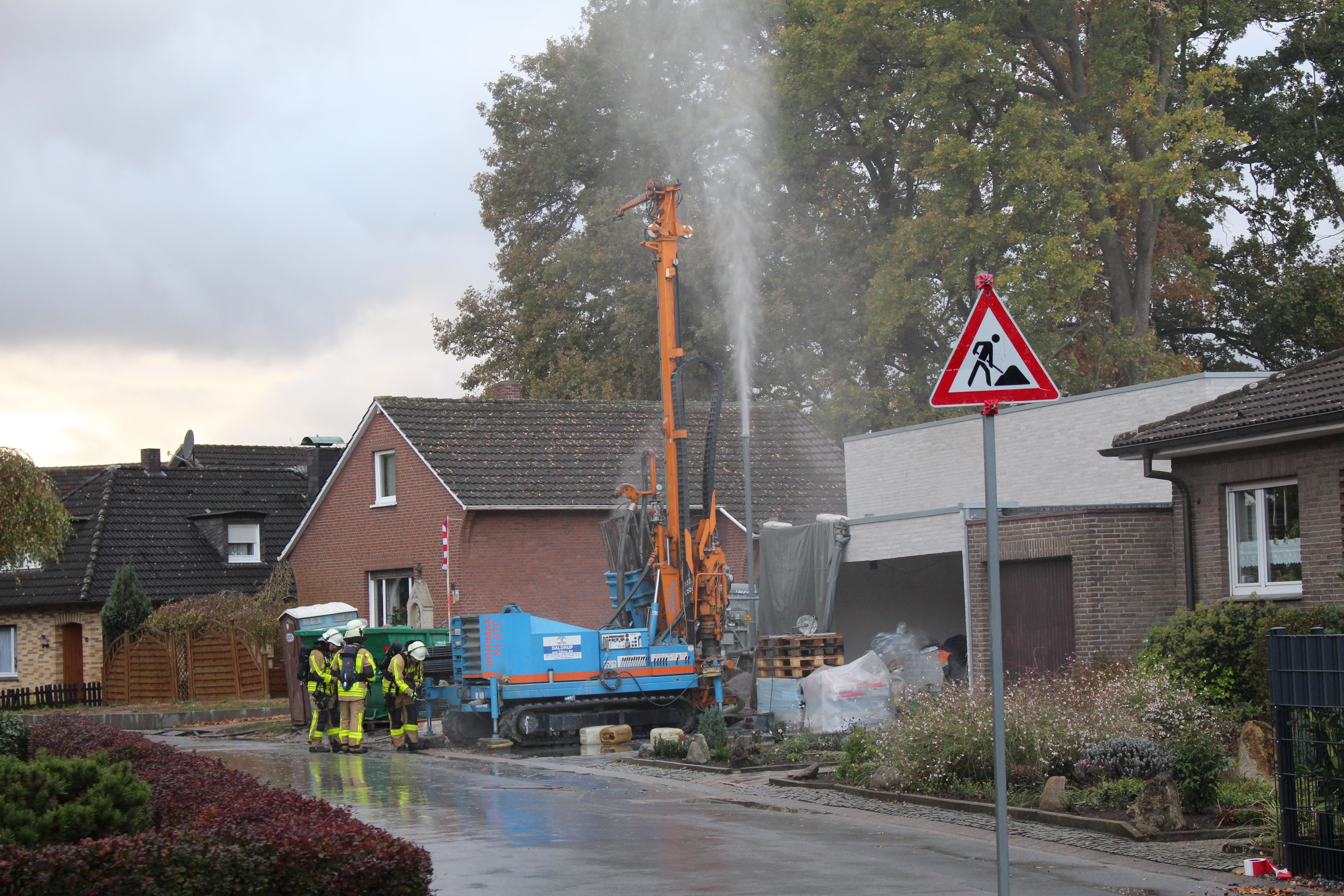 Gas strömt unter Druck aus dem Rohr rechts neben dem gelben Bohrer.