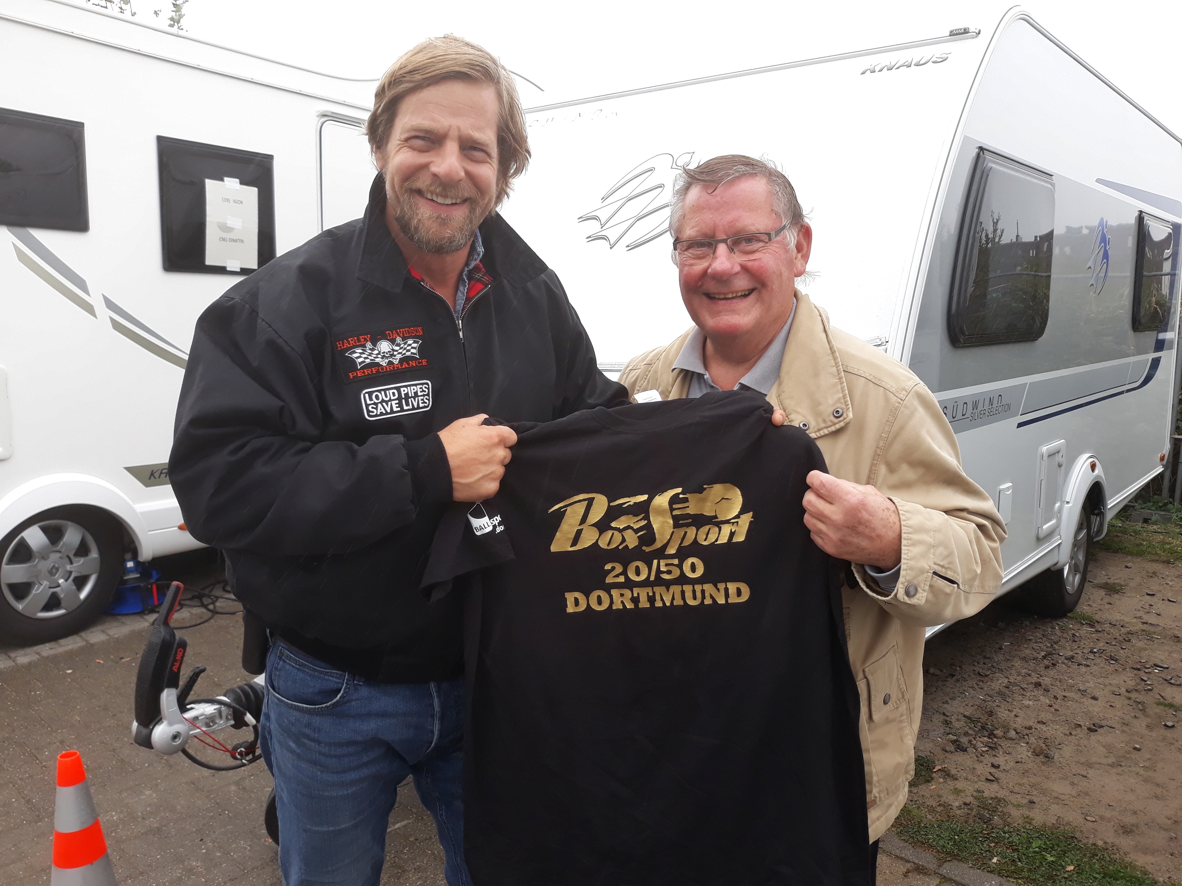 Zwei Boxsportfreunde: Schauspieler Henning Baum und der Vorsitzende des Dortmunder Boxsport 20/50 Dieter Schumann.