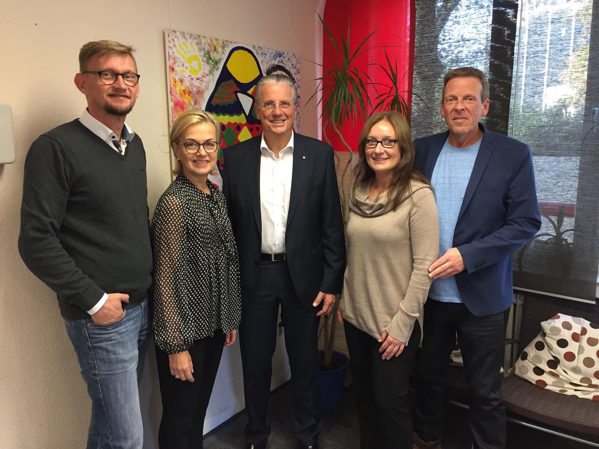 Maik Schütz, Doris Schönwald, Daniela Flötgen und Markus Willeke freuen sich auf die zusammenarbeit und Unterstützung von Prof. Dr. Jochen Werner. Foto:Foto: Aidshilfe Essen e.V.