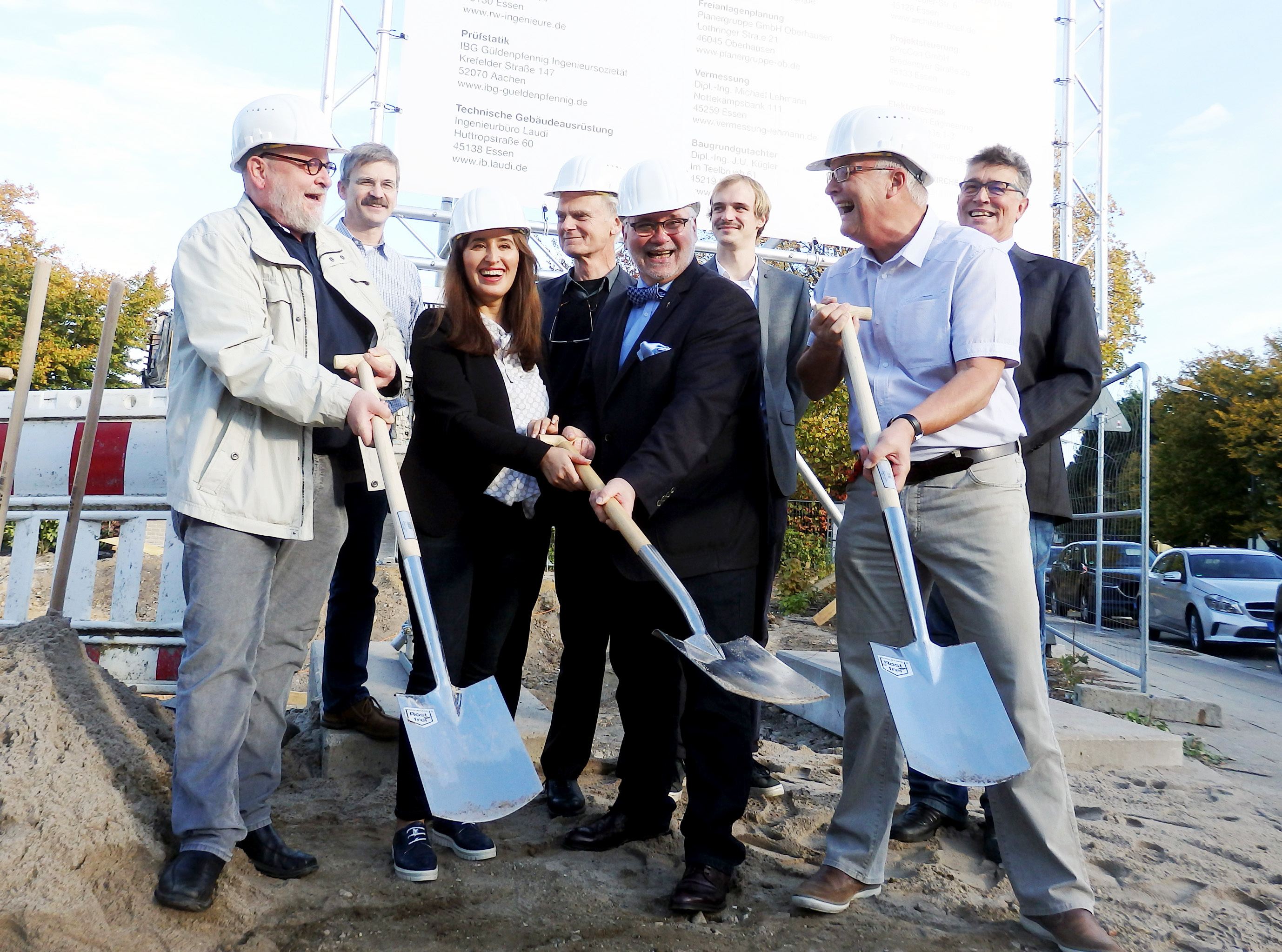 Beim feierlichen Spatenstich: die Pfarrer Martin Prang (Vorsitzender des Presbyteriums) und Markus Pein aus der ev. Kirchengemeinde Essen-Überruhr, Dipl.-Ing. Safiye Kocabas (Architektin, Projektleiterin, Architekturbüro Böll), Dipl.-Ing. Heinrich Böll (Architekt, Inhaber Architekturbüro Böll), Ulrich Leggereit (Leiter des Geschäftsbereichs Kindertagesbetreuung des Diakoniewerks Essen), M.Sc. Kolja Schulte-Zurhausen (Architekt, Planer, Architekturbüro Böll), Manfred Jürgens (Baukirchmeister und stellv. Vors