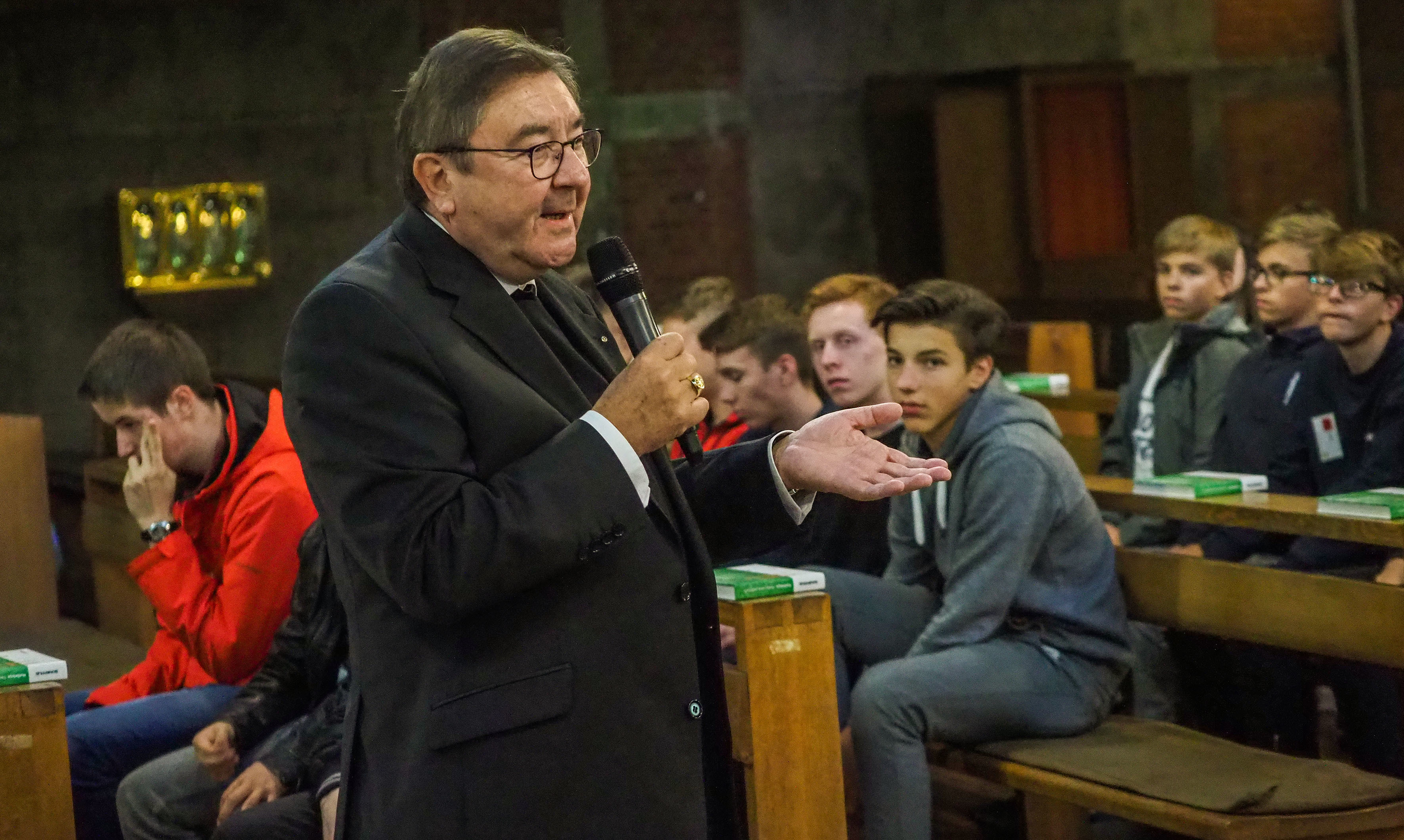 Der Weihbischof Wilhelm Zimmermann diskutierte mit Jugendlichen in der Kirche Themen, die die Jugendlichen bewegen. Fotos: Gohl