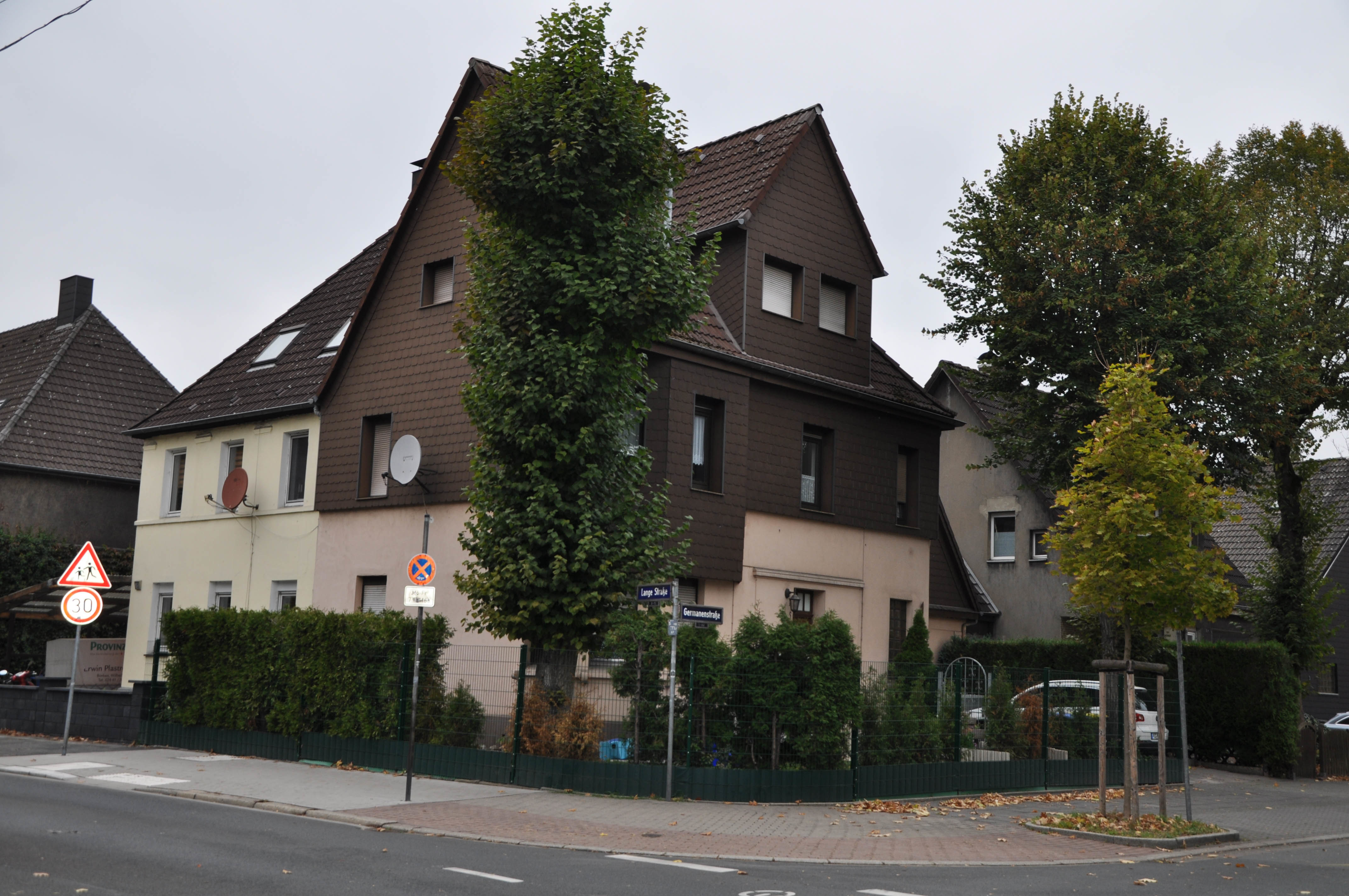 Ganz nah am Haus von Marion Henning stehen die Linden, die die Habinghorsterin fällen lassen möchte.