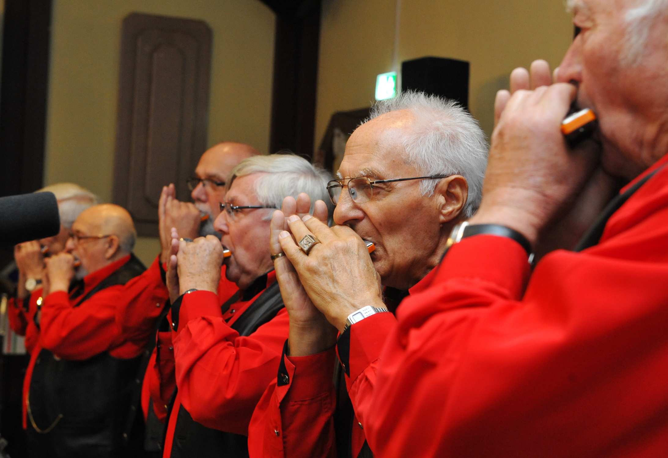 Einen musikalischen Abriss ihres Könnens zeigte die Musiker des 1. Hildener Mundharmonika- Orchesters. Foto: Michael de Clerque
