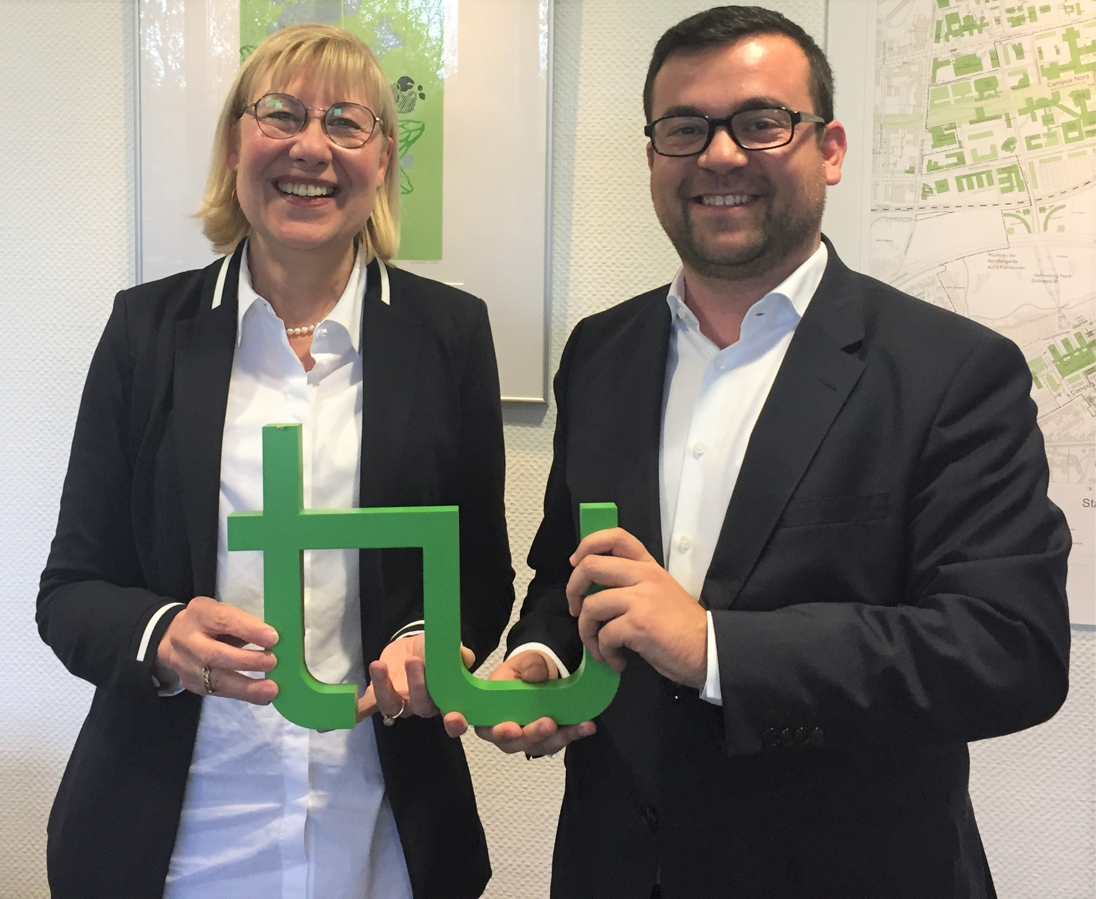 Trafen sich jetzt in der Technischen Universität (TU) Dortmund: Prof. Dr. Dr. Ursula Gather und Schwertes Bürgermeister Dimitrios Axourgos.