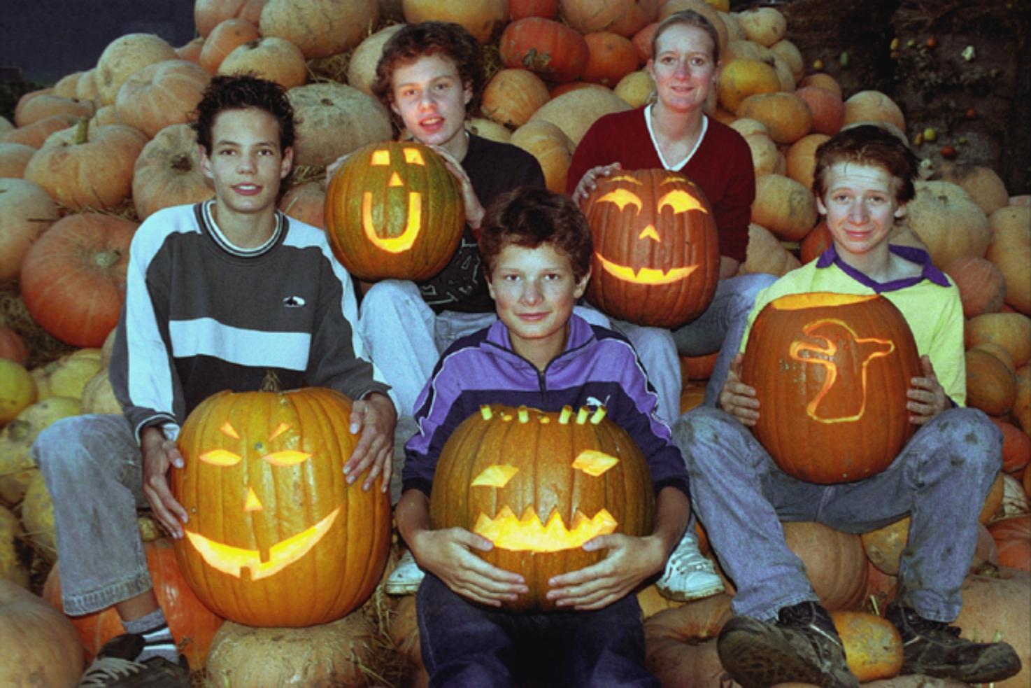Westfälische Halloween-Fans mit leuchtenden Kürbissen: Seit sechs Jahren beobachten die LWL-Volkskundler den Brauch. Foto: LWL