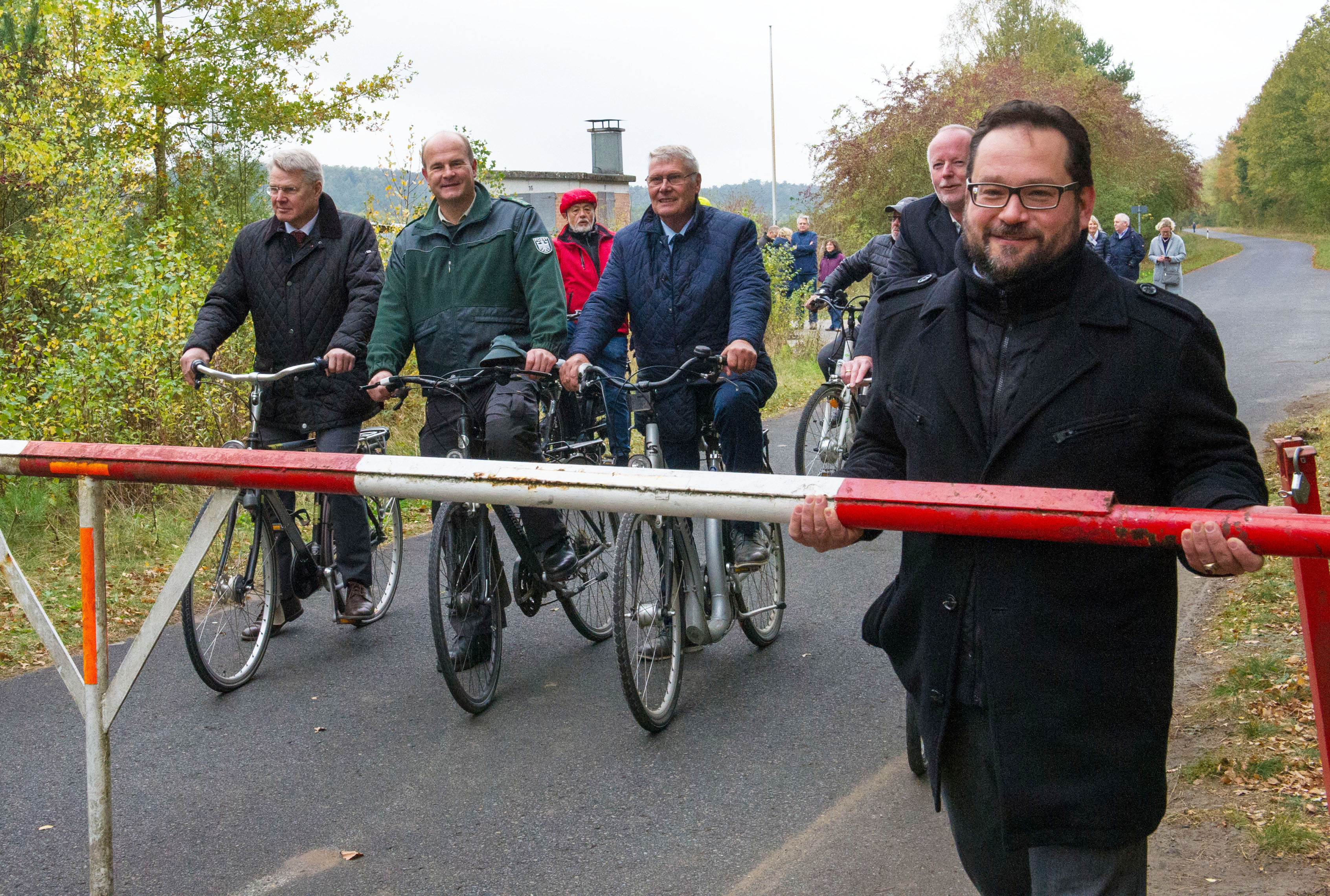 DBU-Generalsekretär Alexander Bonde öffnete heute die Schranke. Als erste Radfahrer passierten Dr. Heinrich Bottermann, Staatssekretär im Umweltministerium Nordrhein-Westfalen, Jürgen Rost, Leiter des Bundesforstbetriebes Rhein-Weser, Anton Holz, stellvertretender Bürgermeister von Lüdinghausen, sowie Clemens A. Leushacke, Erster Beigeordneter von Dülmen (v.l.). Foto: Blanka Thieme-Dietel