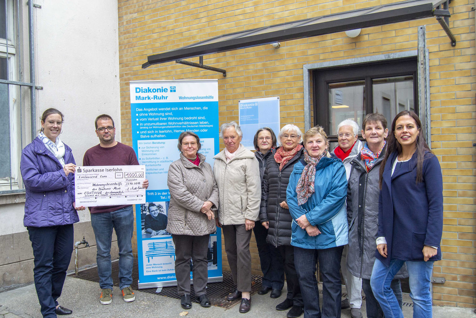 Ehrenamtskoordinatorin Nicole Behlau (l.), die Leiterin des Bereiches Integration und Teilhabe, Burcu Öcaldi (r.), und das “Continue”-Team überreichten einen symbolischen Spendenscheck über 1 000 Euro an Ulf Wegmann von der Wohnungslosenhilfe. Foto: Stadt