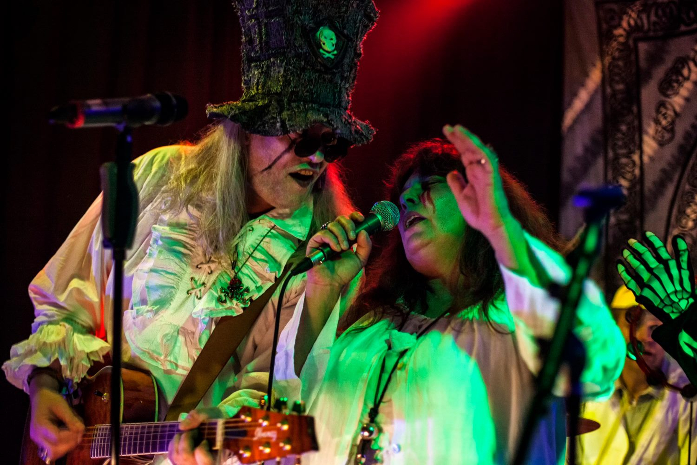 Stephan Münsch und Bärbel Wahl von Straight On! greifen nun schon im elften Jahr zu Halloween in der Schänke tief in die Klamottenkiste. Foto: Frank Schürmann