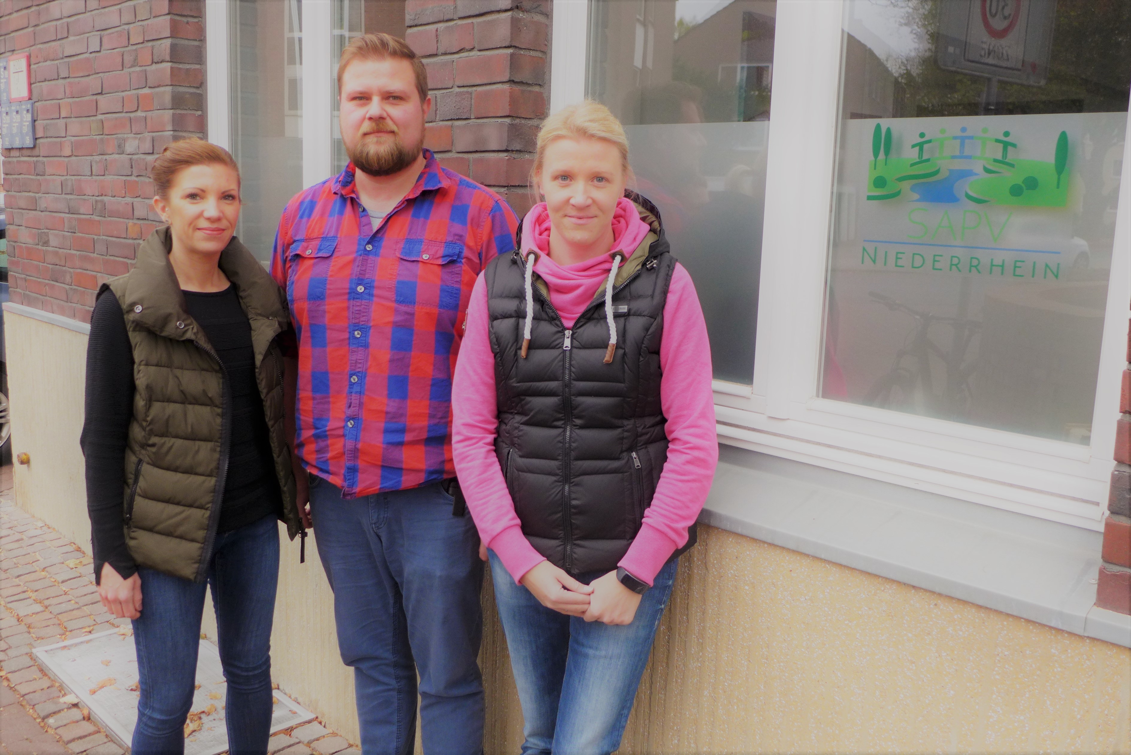 Pflegedienstleiterin Alexandra Rot, Geschäftsführer Christian Schippers und Ärztin Stefanie Schwarz vor der Geschäftsstelle an der Duisburger Straße 56 in Dinslaken (Foto Emons)