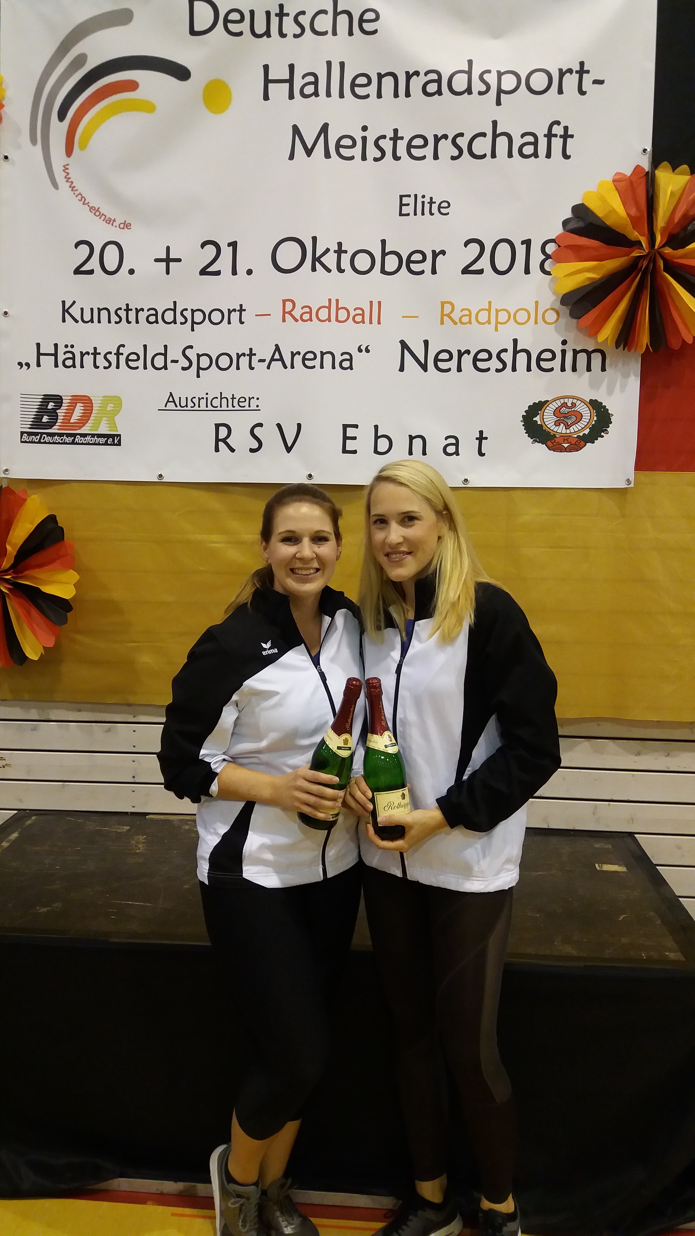 Samantha Thomas (l.) und Lisa Schelkmann (r.) vom RV Wanderlust Methler dürfen künftig in der 1. Radpolo- Bundesliga antreten.