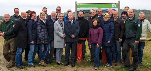 25 Gäste kamen zur feierlichen Freigabe der nördlichen Ringstraße auf der DBU-Naturerbefläche Borkenberge. Foto: Blanka Thieme-Dietel
