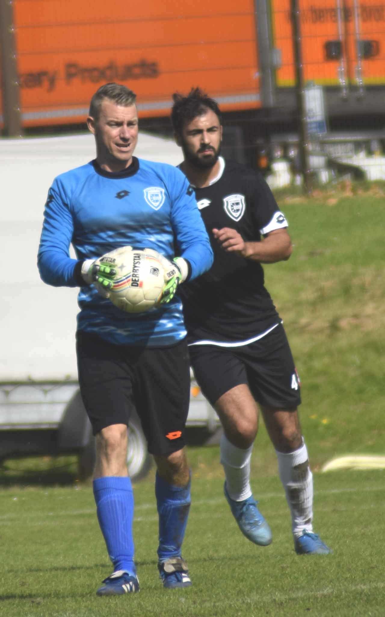 08-Trainer Christian Möller noch im Torwartdress. Foto: pm