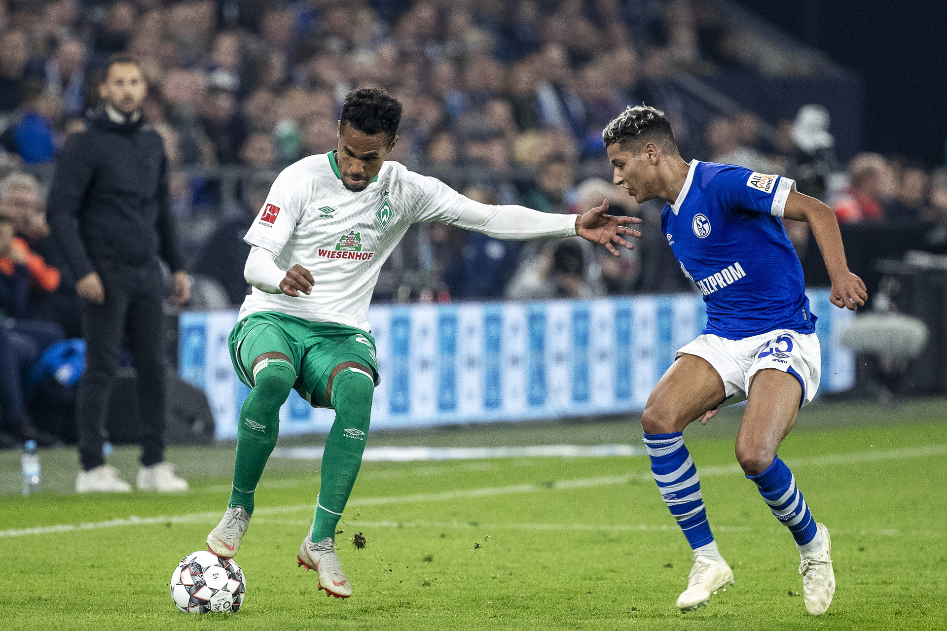Während Amine Harit (r.) und der FC Schalke 04 am Sonntag in Leipzig antreten müssen, wartet auf Werder Bremen am selben Tag Bayer Leverkusen.