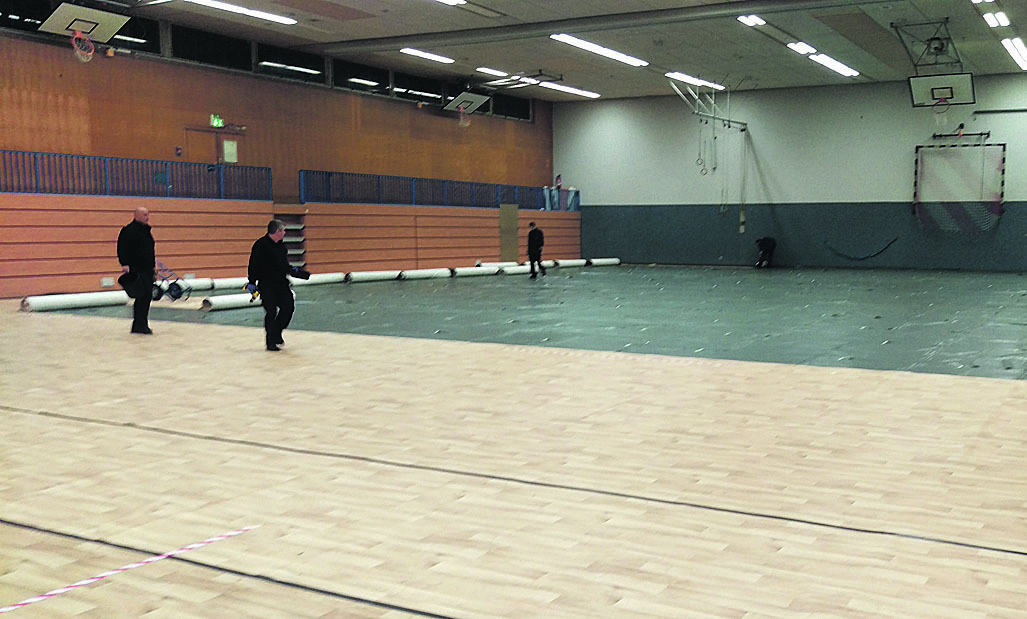 Die defekte Unterdecke der Sporthalle Klapperstraße muss entfernt werden.