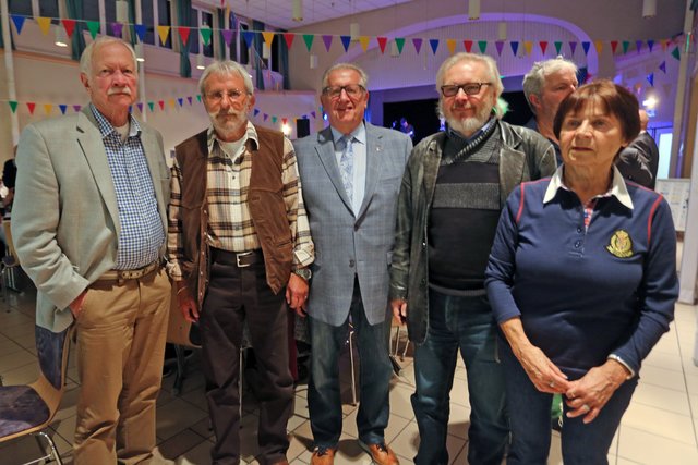 Frühere Vorstände des Fördervereins (v.l.): Günter Mann, Rüdiger Piperek, Günter Sieg, Bezirksbürgermeister Henry Donner und Monica Velebil.
Foto: Sure