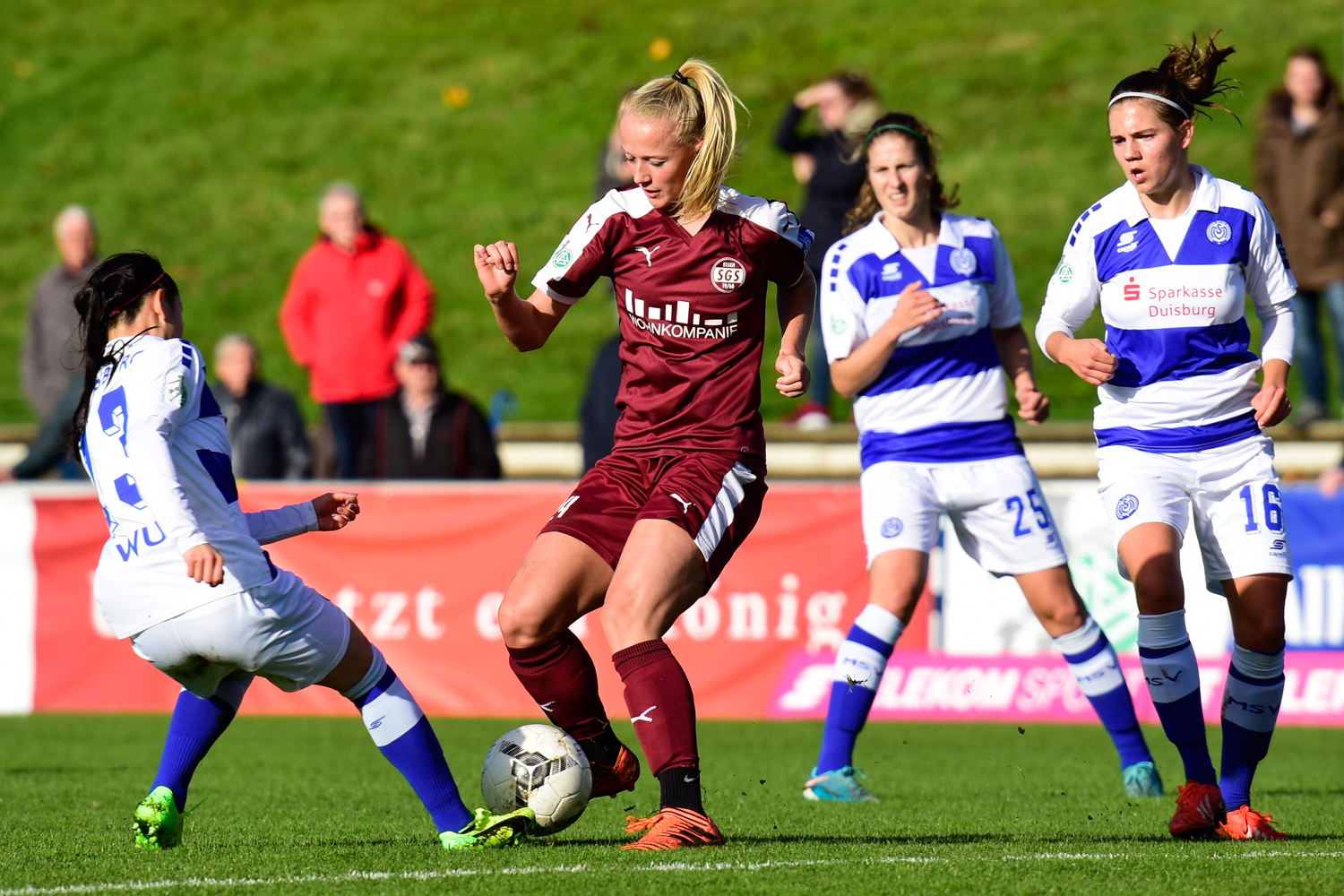 Nur schwer vom Ball zu trennen: Lea Schüller. Foto: