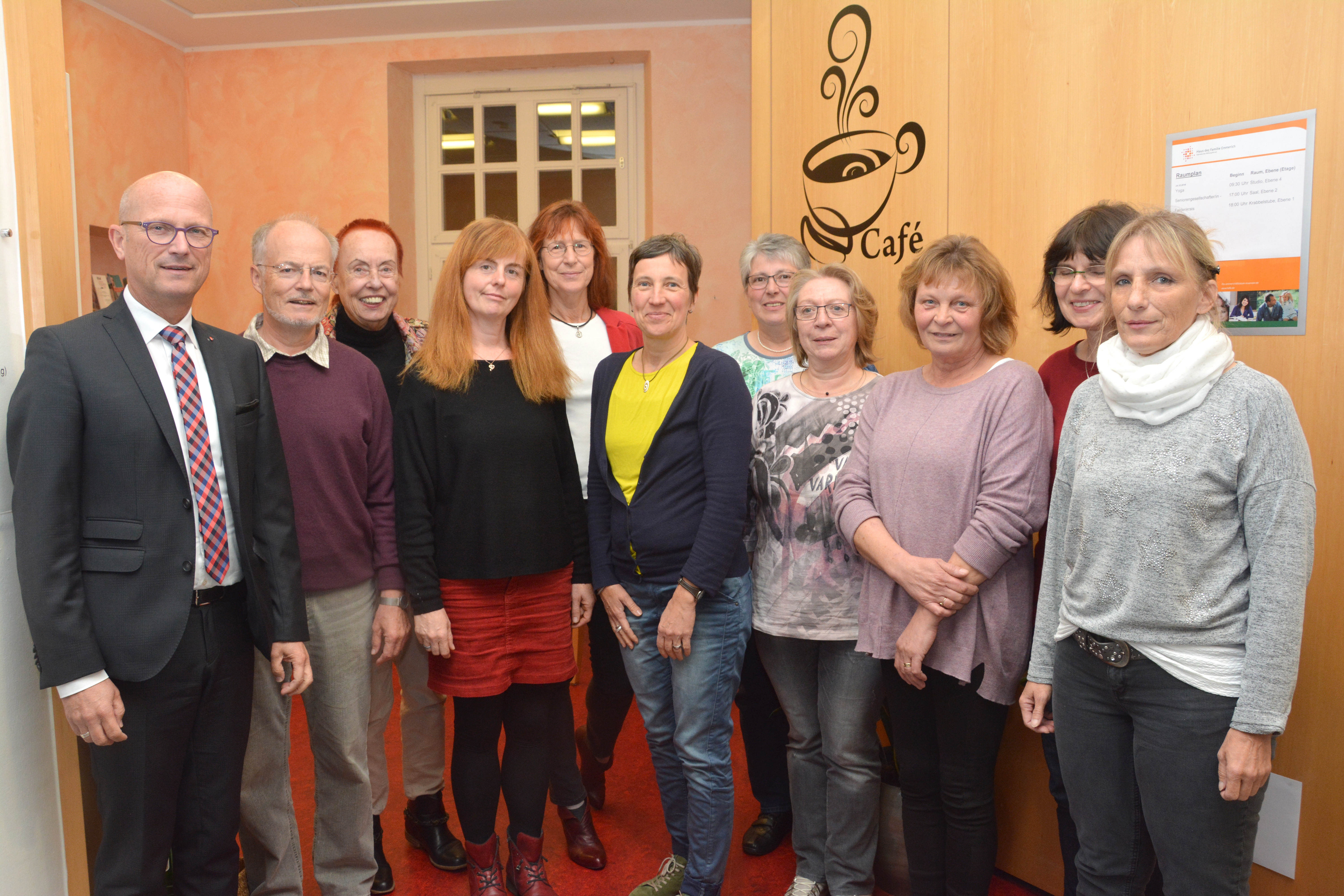 Bürgermeister Peter Hinze, Manfred Lesaar und Leonie Pawlak (v.l.) überreichten den Seniorengesellschafterinnen ihre Urkunden. ^Foto: Jörg Terbrüggen