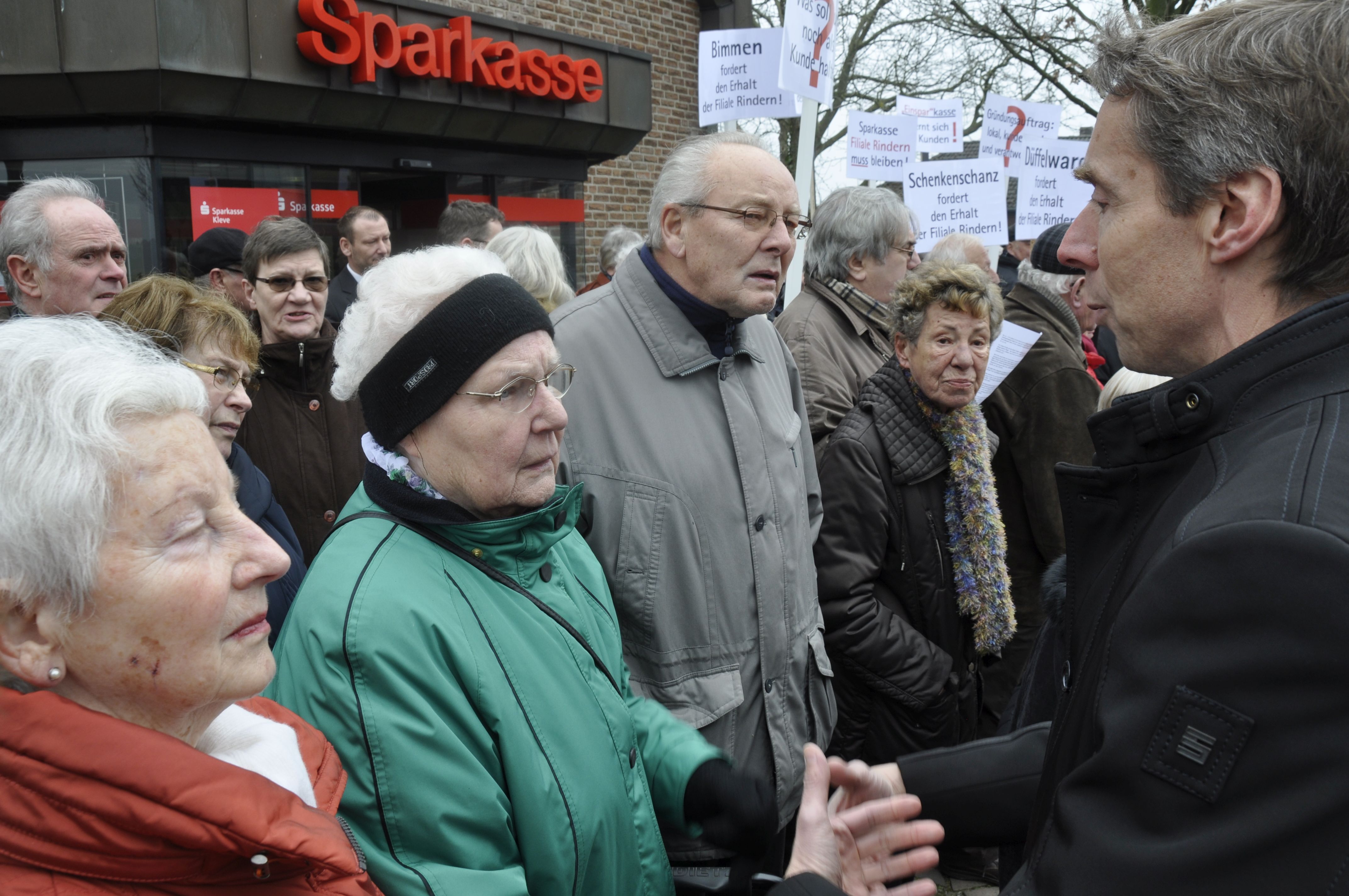 Die Schließung der Sparkassen-Filiale in Rindern führte im März 2016 zu heftigen Protesten bei den Kunden der Sparkasse. Im nächsten Jahr zieht die NABU-Naturstation in das leerstehende Gebäude.