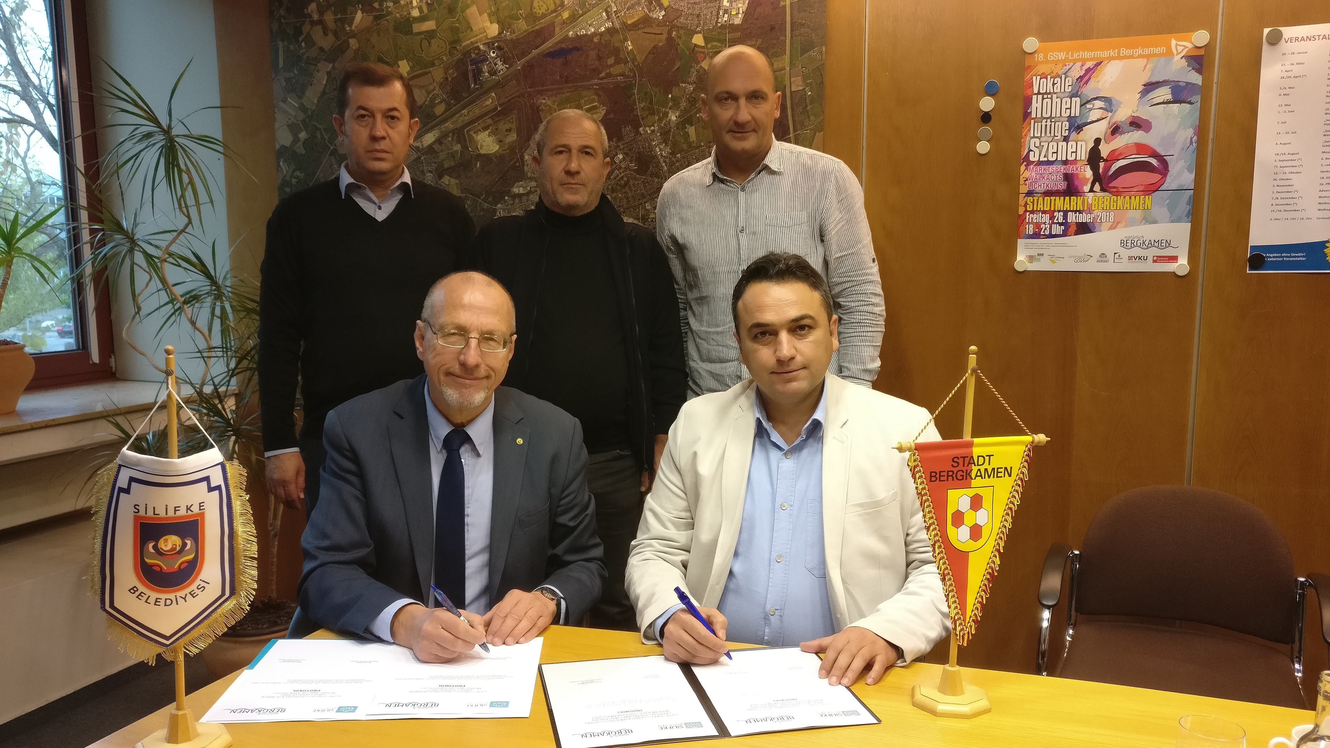 Bürgermeister Roland Schäfer (v.l.), Bekir Samir Burkut (vordere Reihe) und Erden Doğruöz (v.l.), İbrahim Fırtına und Thomas Hartl, Leiter der Zentrale Dienste (hintere Reihe), planen den Transport von rund 100 Rollstühlen nach Silifke. Foto: Stadt Bergkamen