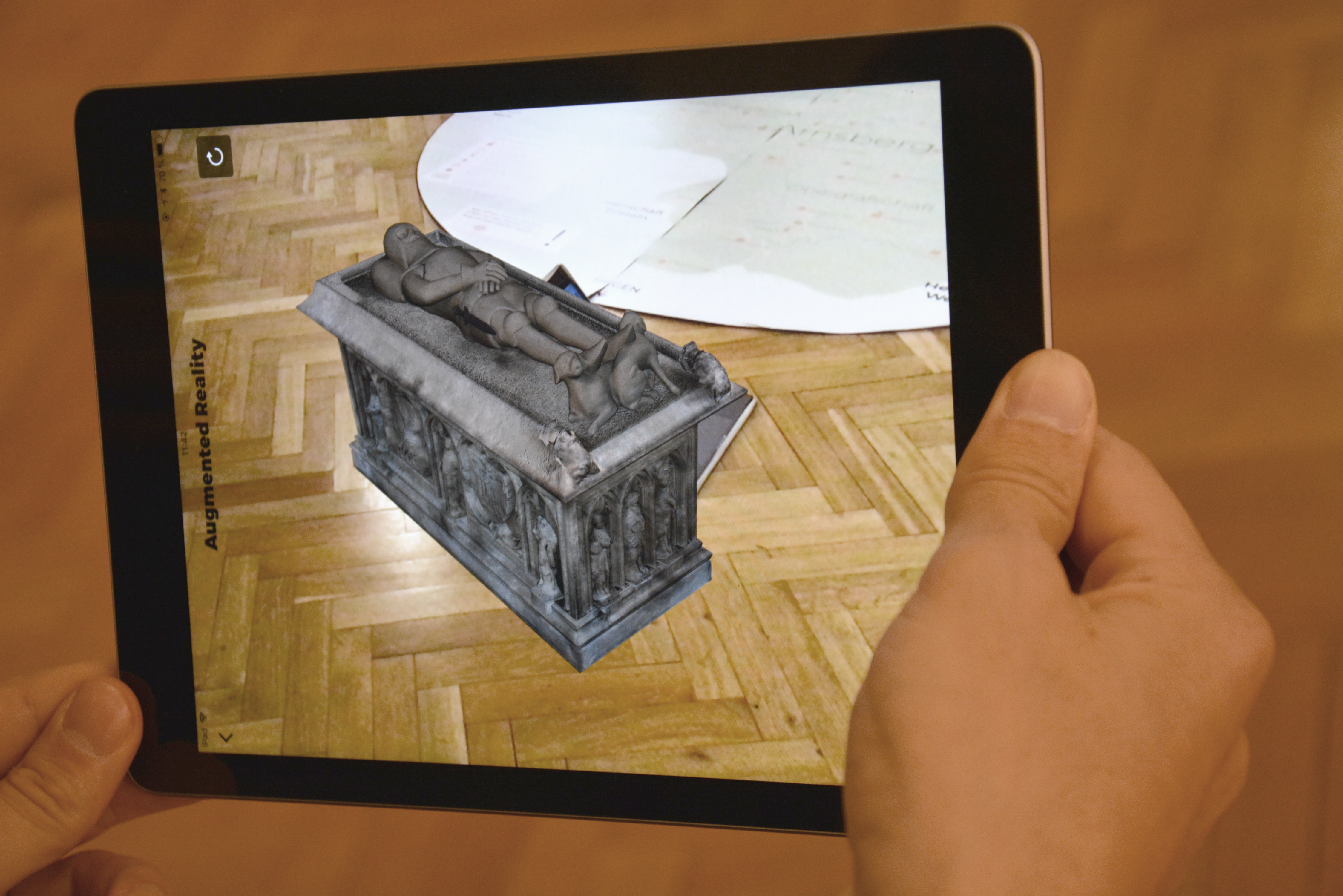 Per App kommt das Grab Graf Gottfrieds IV. vom Kölner Dom in die Ausstellung. Foto: Diana Ranke