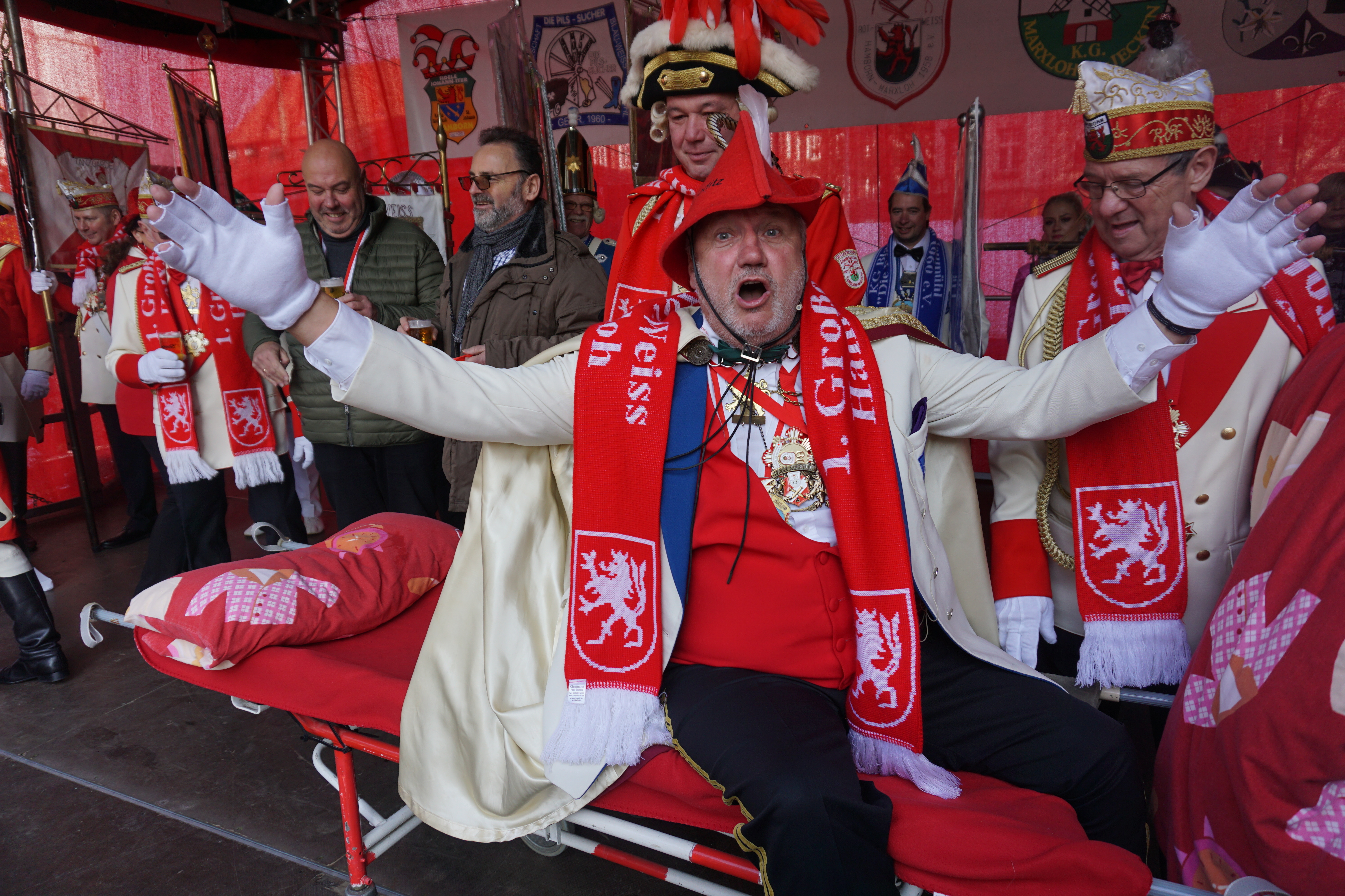 Wie auf unserem Foto vom vergangenen Jahr wird Hamborns Traditions-Hoppeditz Wolfgang Swakowski auch diesmal wieder alles geben und mit zahlreichen Spitzfindigkeiten die neue Session einläuten.
Fotos: Archiv Terhorst