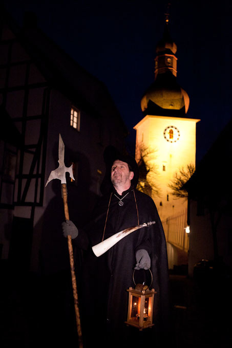 Ausgerüstet mit Hellebarde, Horn und Laterne, dazu authentisch gekleidet, nimmt der Stadtführer seine Gäste mit auf eine Zeitreise durch die Jahrhunderte.
