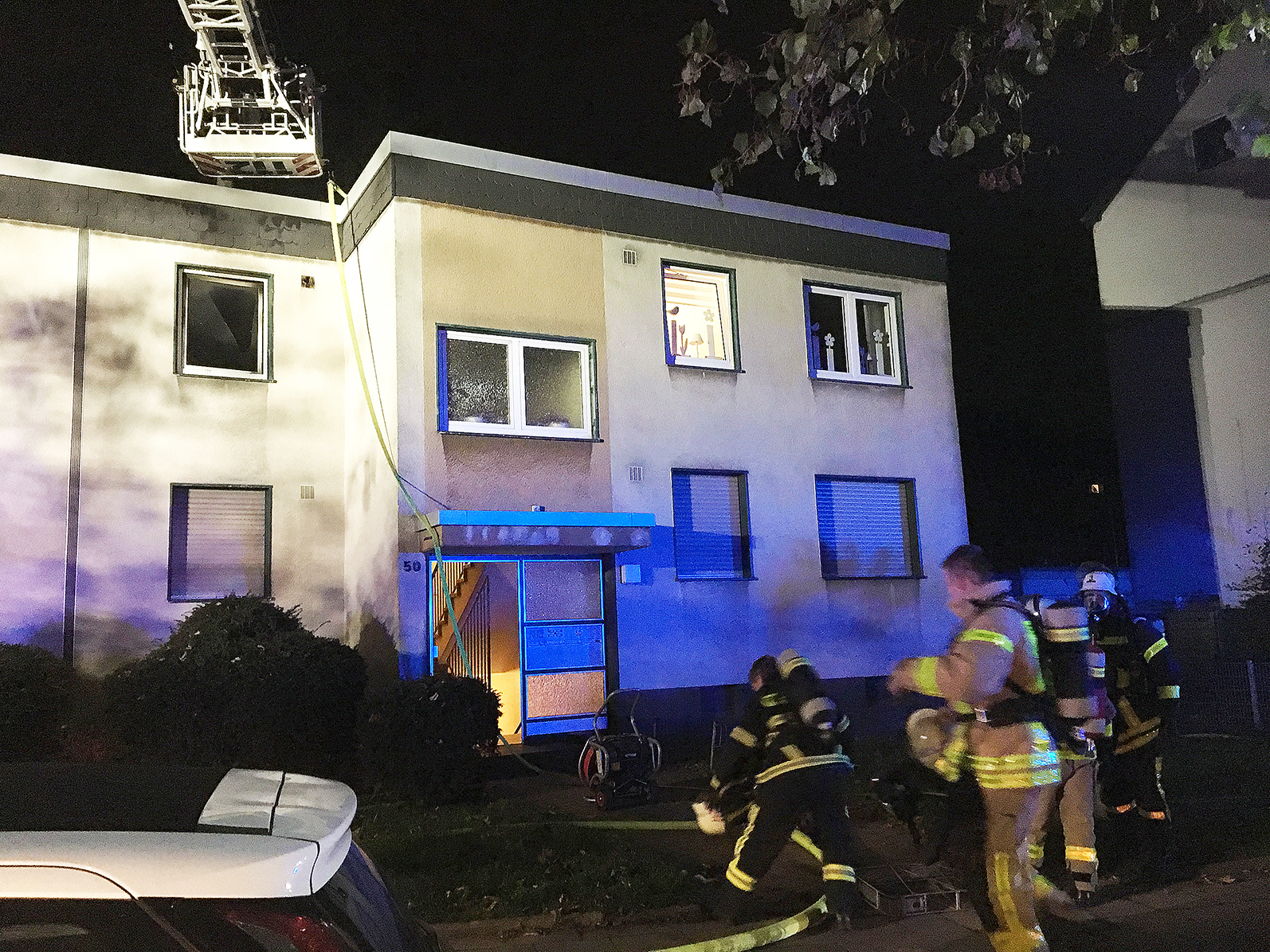 Bei dem Brand in einem Vierfamilienhaus an der Zweckeler Tunnelstraße wurde eine 50-jährige Frau schwer verletzt.