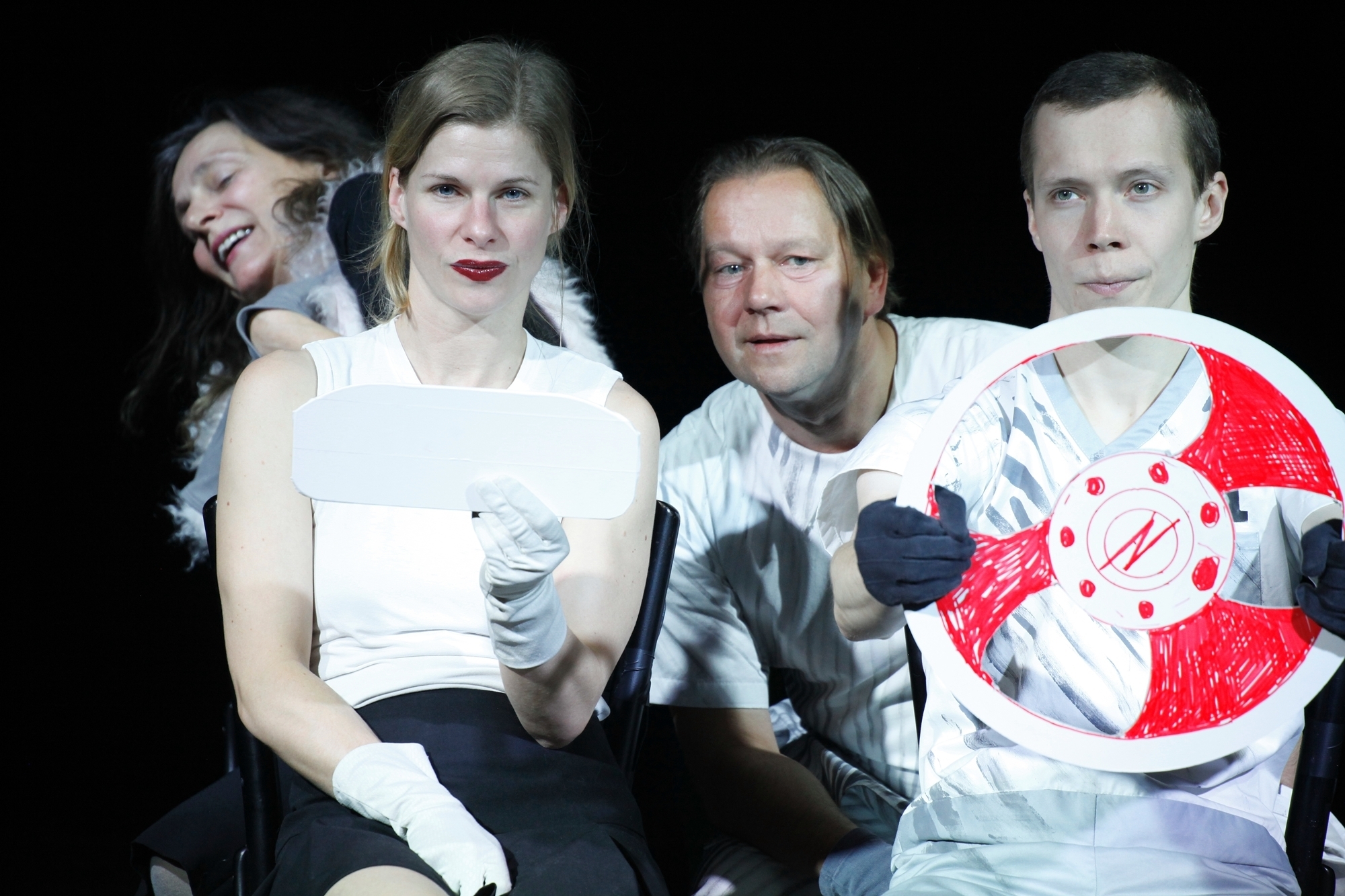 Petra von der Beek, Dagmar Geppert, Albert Bork, und Tobias Stöttner (v.l.) spielen in der Mülheimer Inszenierung die Familie des angefeindeten Alfred Ill.
Foto: R. Grittner