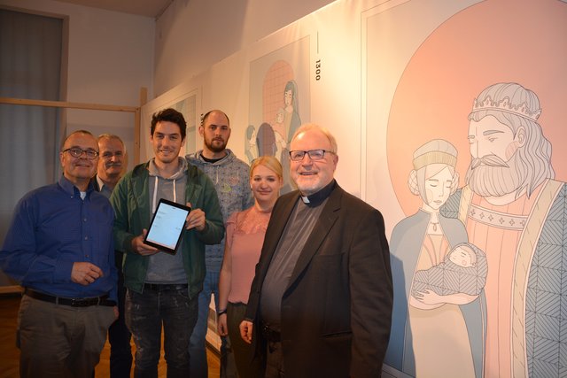 Stellten die Ausstellung "Graf Gottfrieds Vermächtnis" vor (v.l.): Peter Kleine (Fachbereichsleiter Kultur Stadt Arnsberg), Stadtarchivar Michael Gosmann, Ingo Männer (Digitale Darstellung), Szenograph Thimo Kortmann, Inga Münstermann (Stadtarchiv) und Propst Hubertus Böttcher. Foto: Diana Ranke