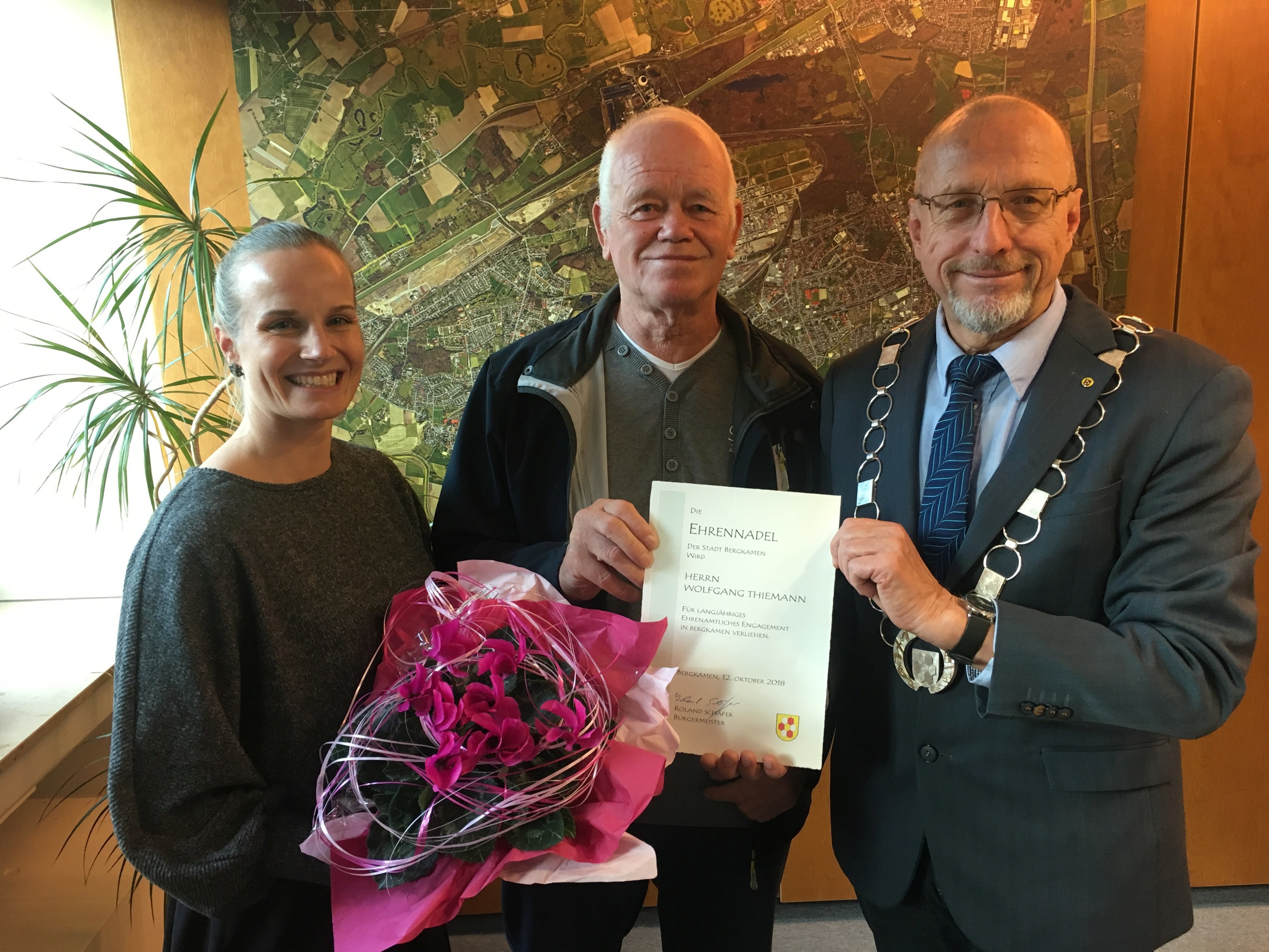 Wolfgang Thiemann (m.) wurde die Ehrennadel von Bürgermeister Roland Schäfer (r.) und Referentin des Bürgermeisters Corinna König (l.) verliehen. Foto: Stadt Bergkamen