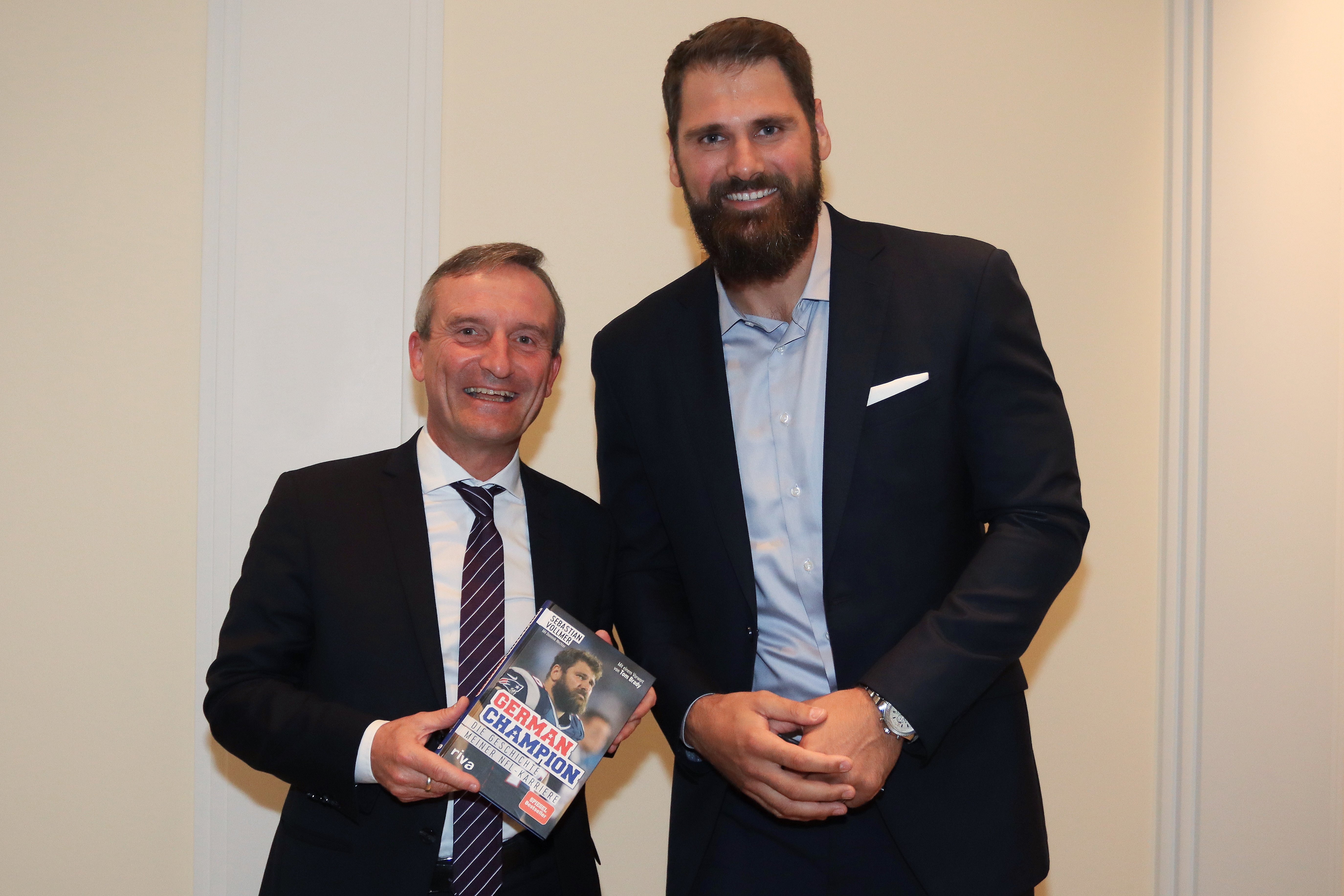 Oberbürgermeister Thomas Geisel (li.) und Sebastian Vollmer bei der Vorstellung der Biografie des Sportlers. ^Foto: Landeshauptstadt Düsseldorf/ David Young