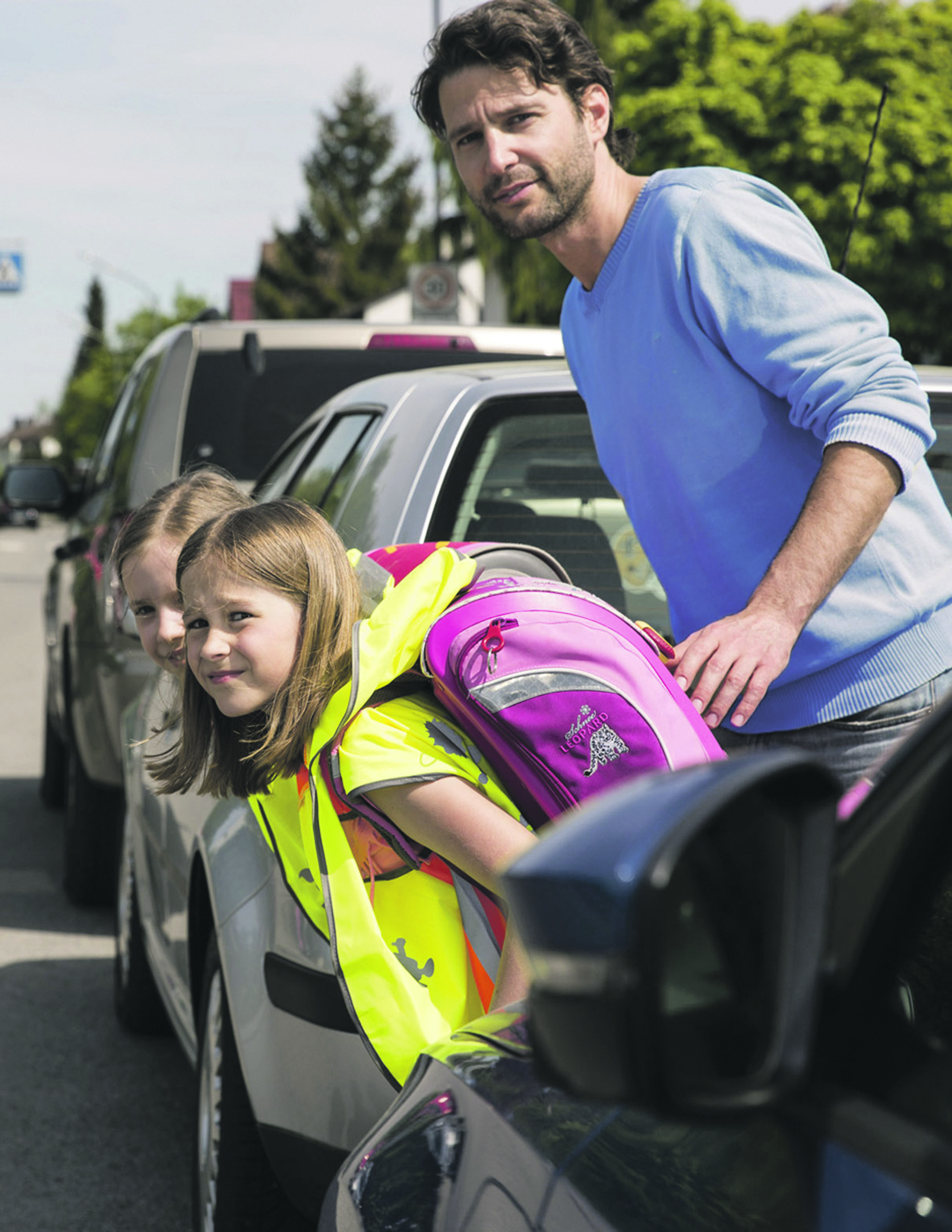 Schulkinder sind im Straßenverkehr besonders gefährdet. Die jungen Verkehrsteilnehmer sollten deshalb unbedingt reflektierende Materialien tragen, rät der ADAC.