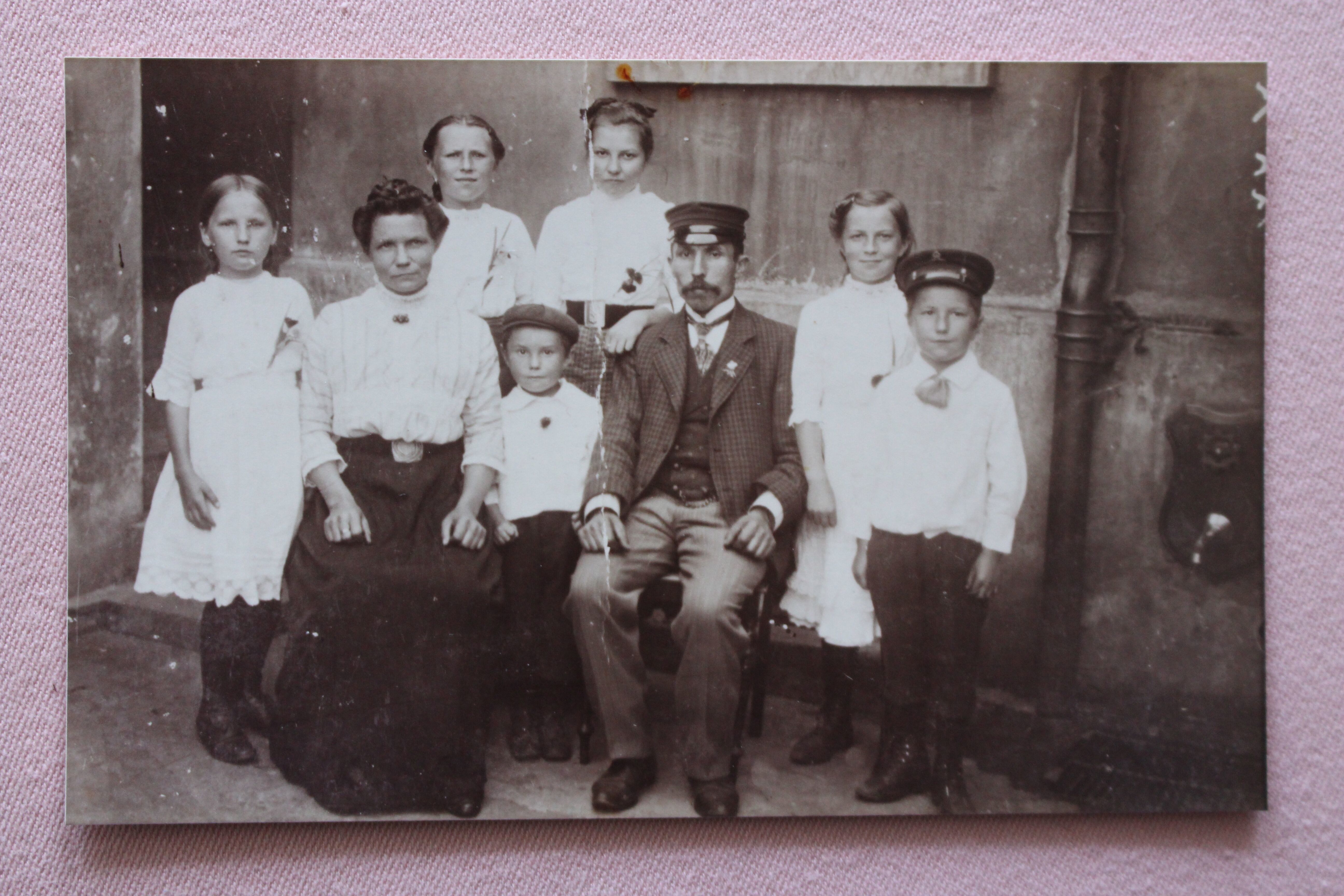 Stanislaus Rura wurde von den Nazis ermordet. Hier sitzt er im Kreise seiner Familie.
