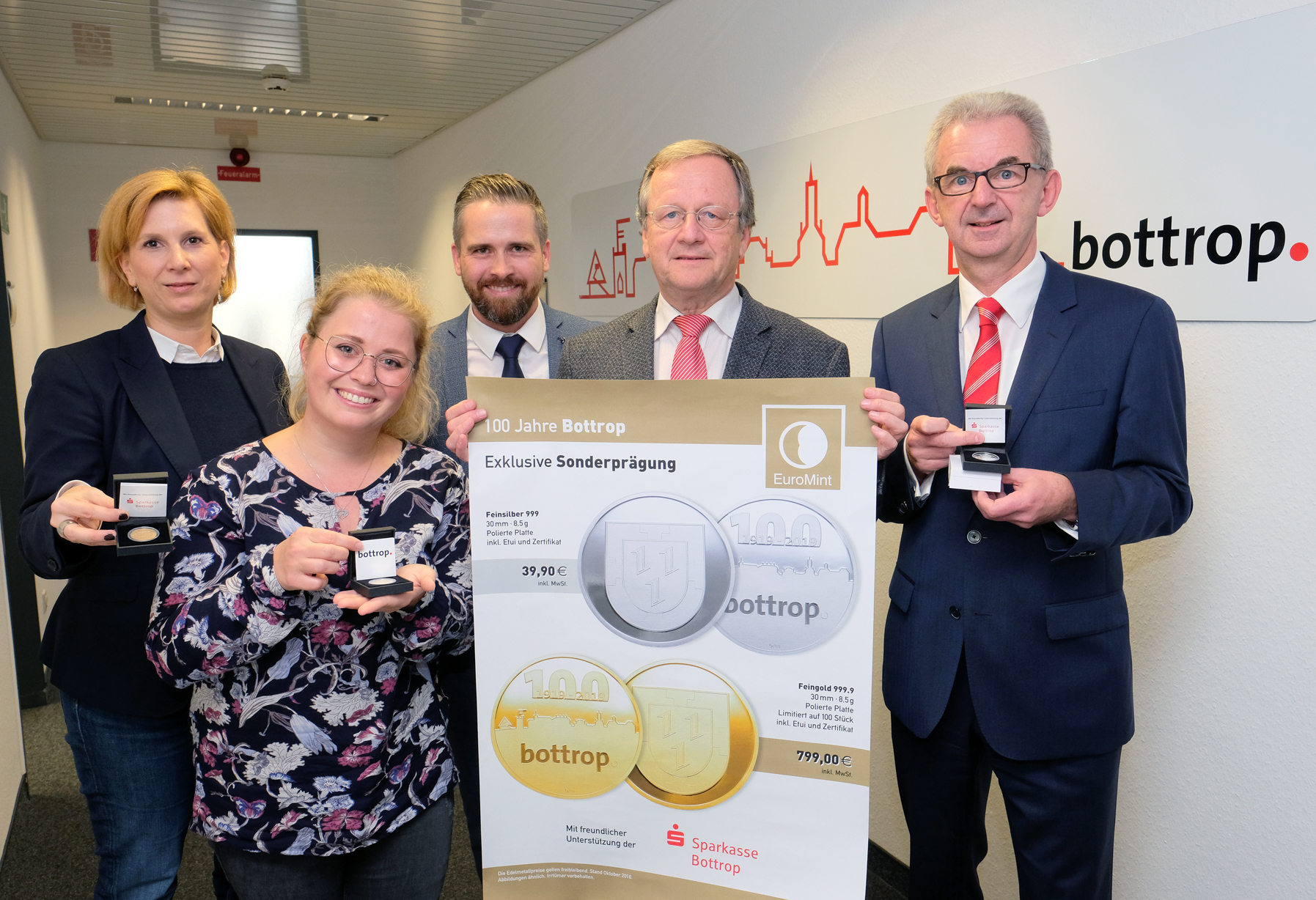 Die Sonderanfertigungen zu 100 Jahre Bottrop gibt es bei der Sparkasse. Foto: Kappi