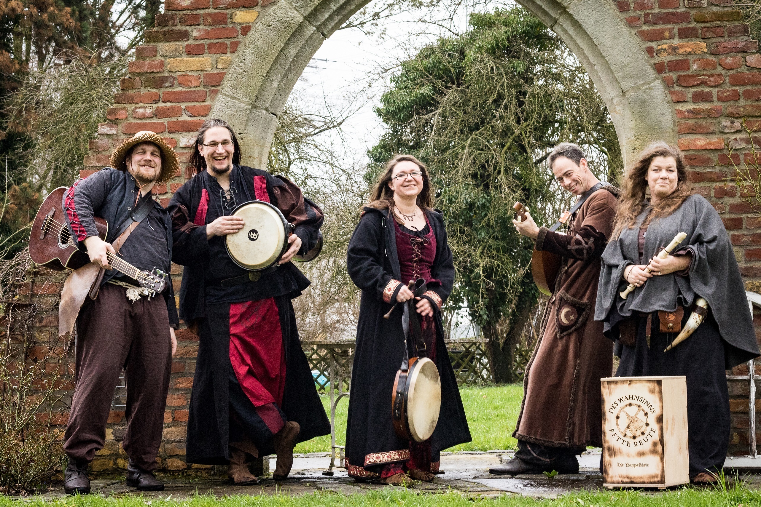 Die Kultformation „Des Wahnsinns Fette Beute“ aus dem Münsterland steht bei Freunden mittelalterliche Musik ganz hoch im Kurs. Am Samstagabend, 3. November, sind die Bänkelgesang-Spezialisten zu Gast in Neumühl. Foto: Veranstalter