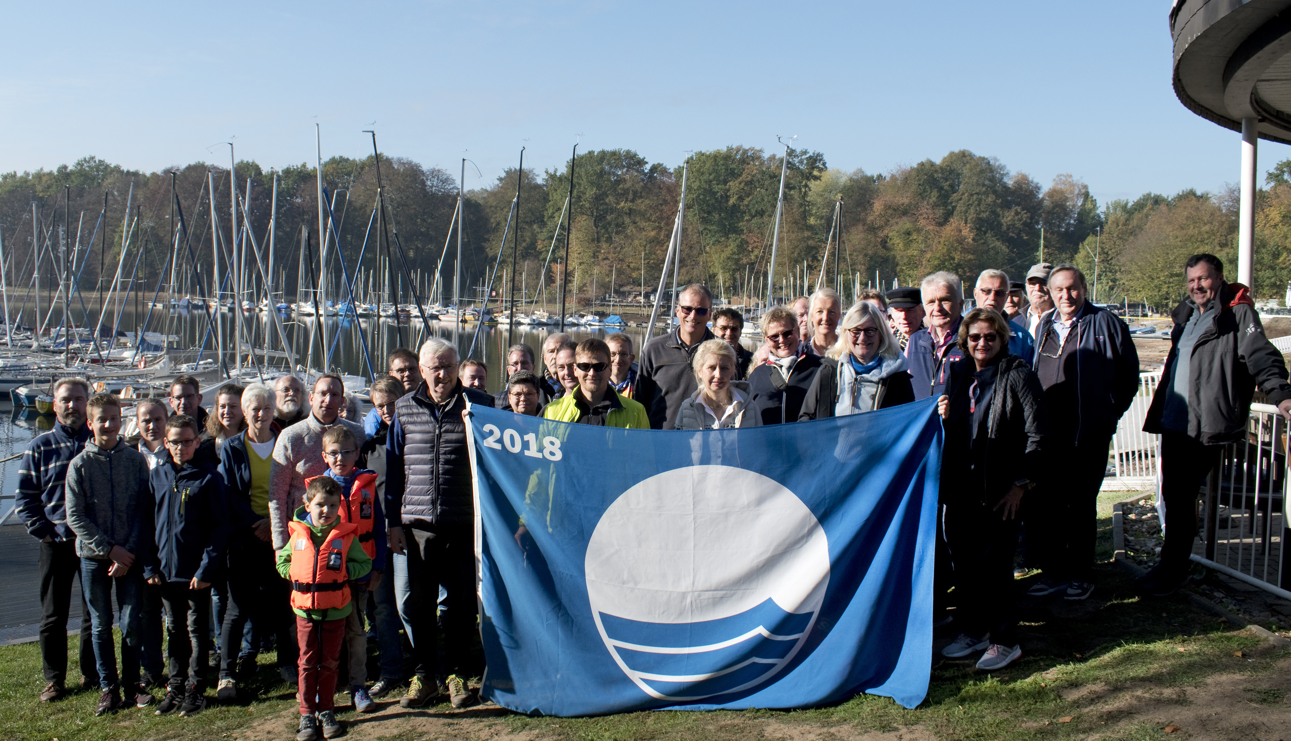 Die Segler des Prinzensteg präsentieren Stolz ihre blaue Flagge.