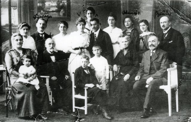 Die Familie des Metzgermeisters Portje in guten Zeiten. Sein 17jähriger Sohn wurde von den Nazis ermordet. Er überlebte mit seiner Frau und Tochter drei Jahre auf einem kleinen Dachboden versteckt in Holland.