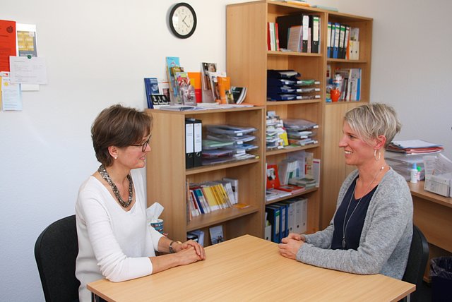 Zwei der Beraterinnen – Bettina Langenberg (l.) und Anika Gogol – in einem der Beratungsräume.